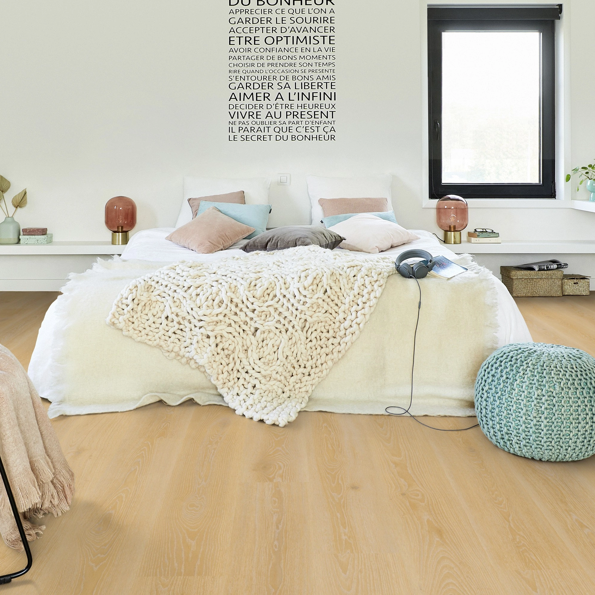 Milieubild Modernes Schlafzimmer - Bett mit Stuhl - Tarkett Klebe-Vinyl Essence 30 Tribe Oak Light Natural Milieubild Modernes Schlafzimmer - Bett mit Stuhl - Tarkett 260055007
