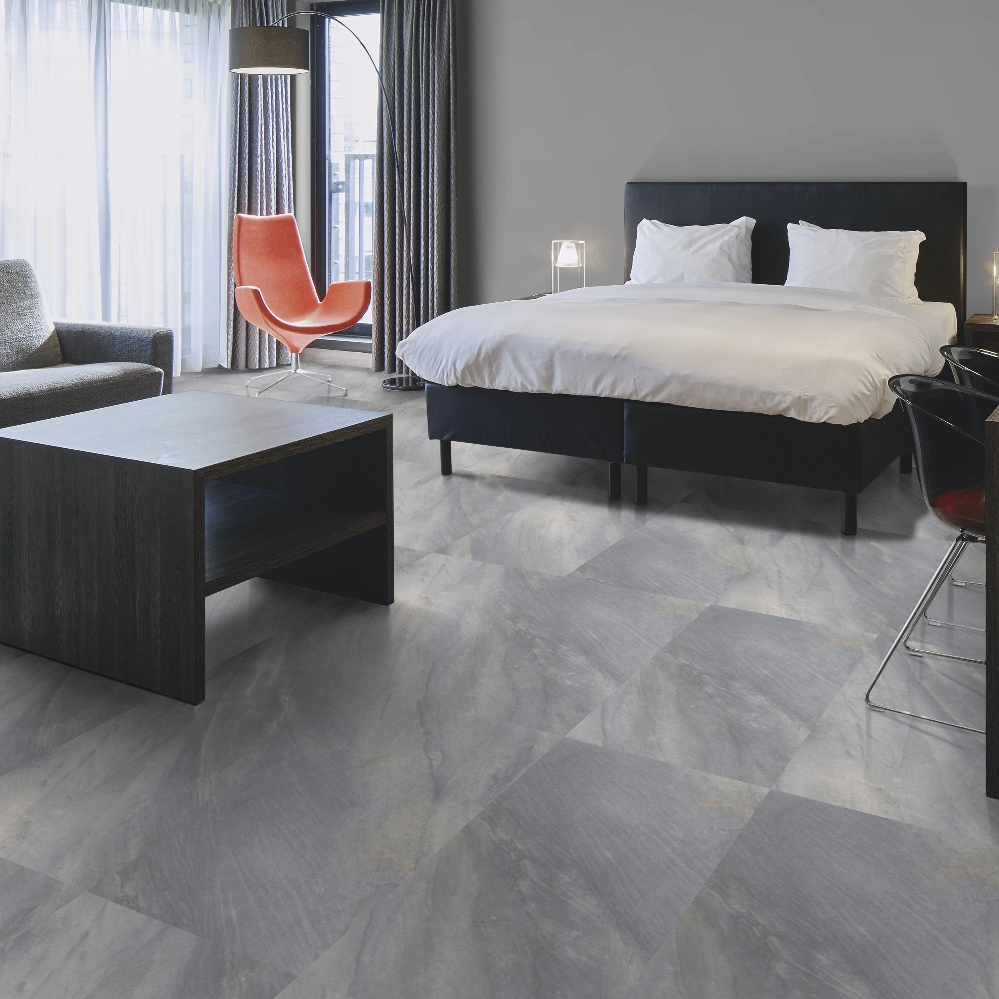 Milieubild Hotelzimmer mit Kingsize-Bett - Forbo Flooring Klebe-Vinyl Allura Dryback 0.55 Material Cool Natural Stone Milieubild Hotelzimmer mit Kingsize-Bett - Forbo Flooring 243668