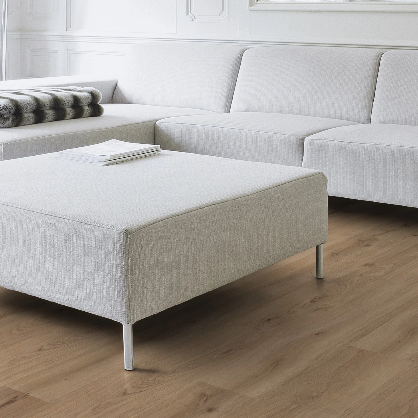 Milieubild Wohnzimmer mit Couch - Nahansicht - Wicanders Wise HDF Klick-Designboden wood Natural XL Dakota Oak Milieubild Wohnzimmer mit Couch - Nahansicht - Wicanders Wise 80003661