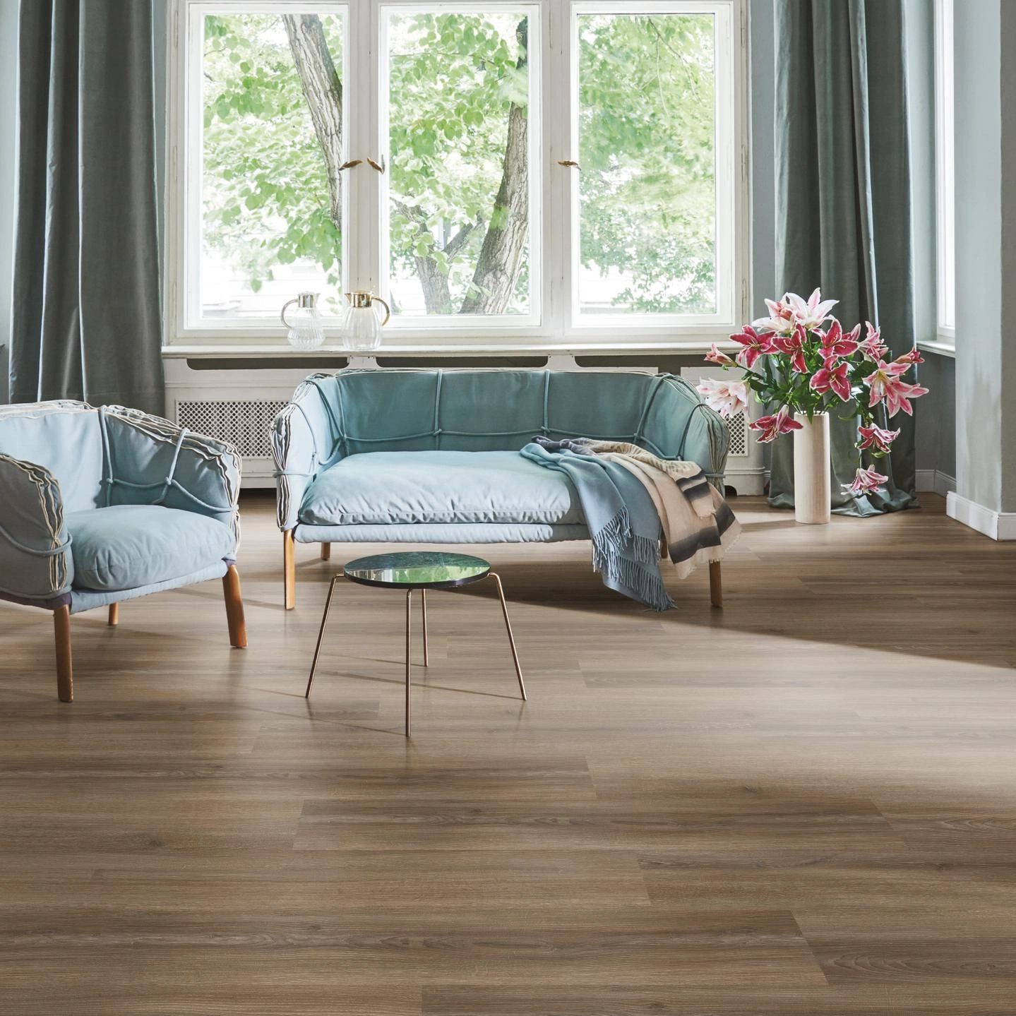 Milieubild Wohnzimmer in Stadtwohnung - Parador Laminat Basic 600 Eiche Studioline braun Milieubild Wohnzimmer in Stadtwohnung - Parador 1748185