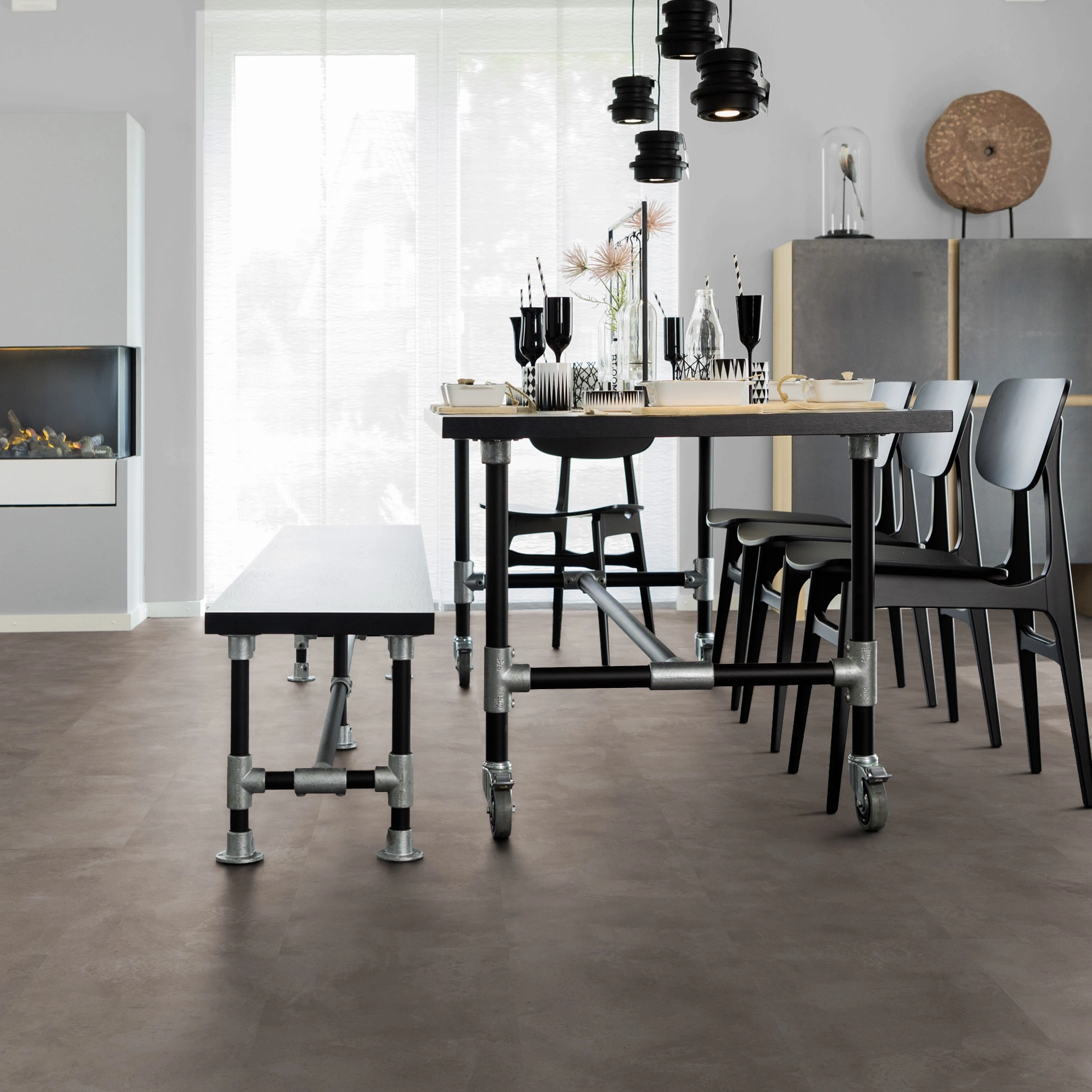 Milieubild Esszimmer mit Kamin - wineo Klick-Bioboden PURLINE wineo 1000 stone L Urban Concrete Smoke Milieubild Esszimmer mit Kamin - wineo PLC318R