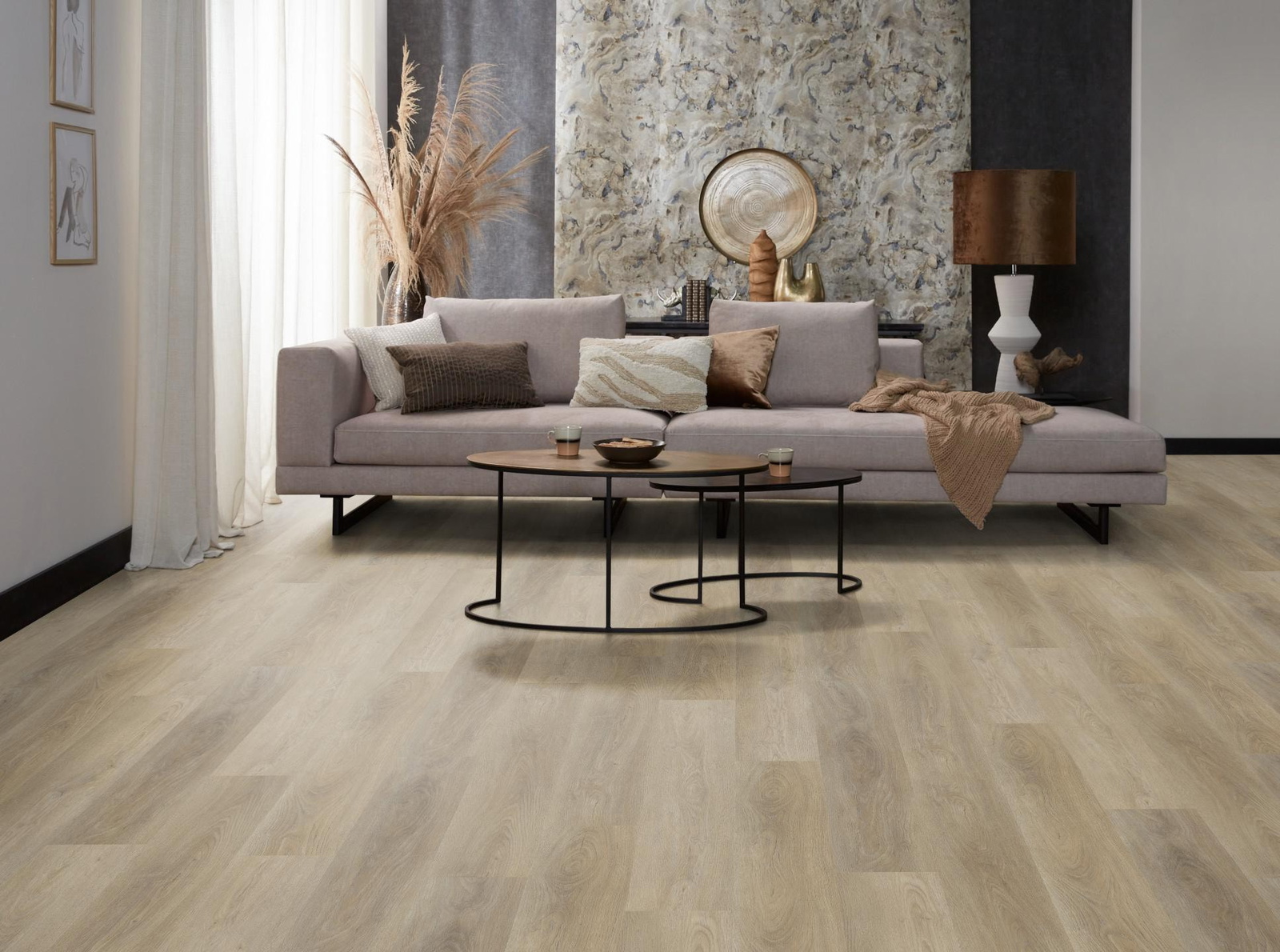 Milieubild Modernes, freundliches Wohnzimmer mit Sofa und Wandtapete - nexflor NXF-60030-017