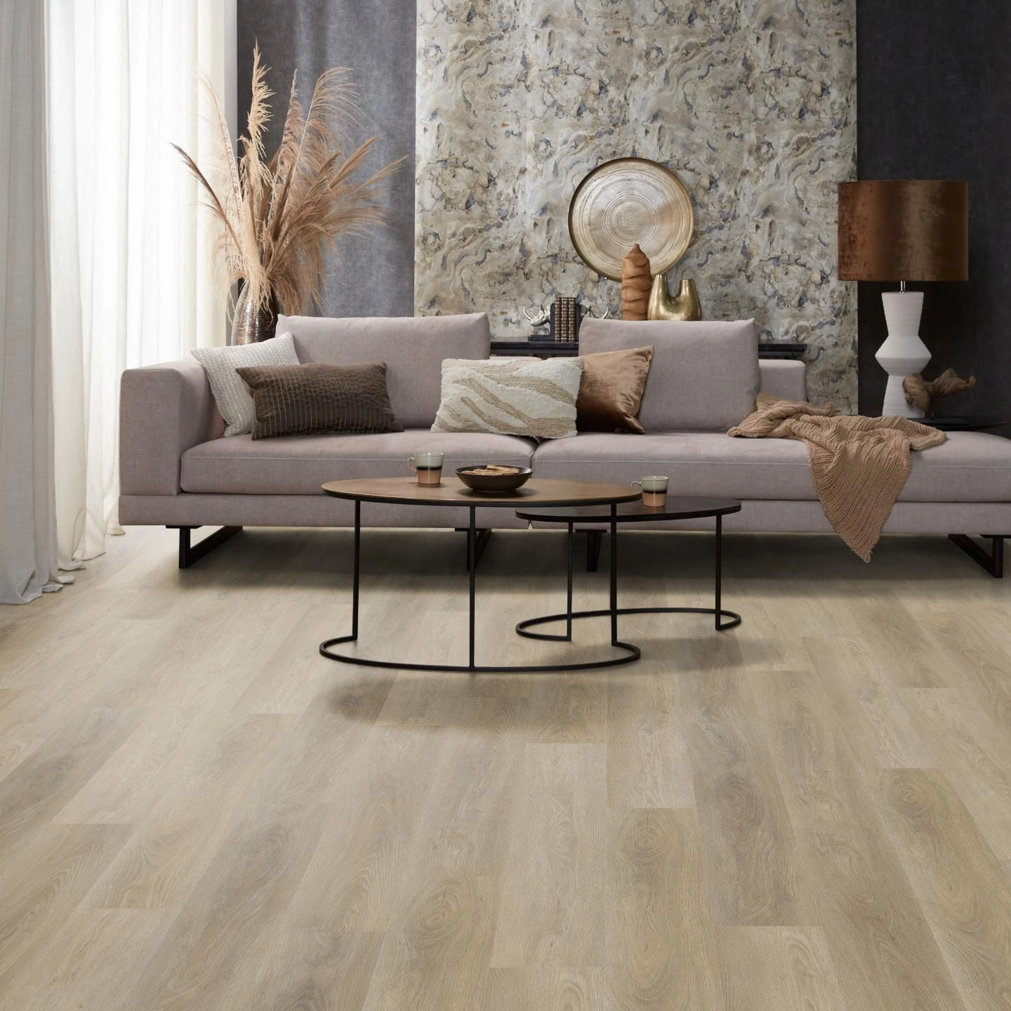 Milieubild Modernes, freundliches Wohnzimmer mit Sofa und Wandtapete - nexflor Rigid Klick-Vinyl Apollo Click Collection Crete Oak Milieubild Modernes, freundliches Wohnzimmer mit Sofa und Wandtapete - nexflor NXF-60030-017