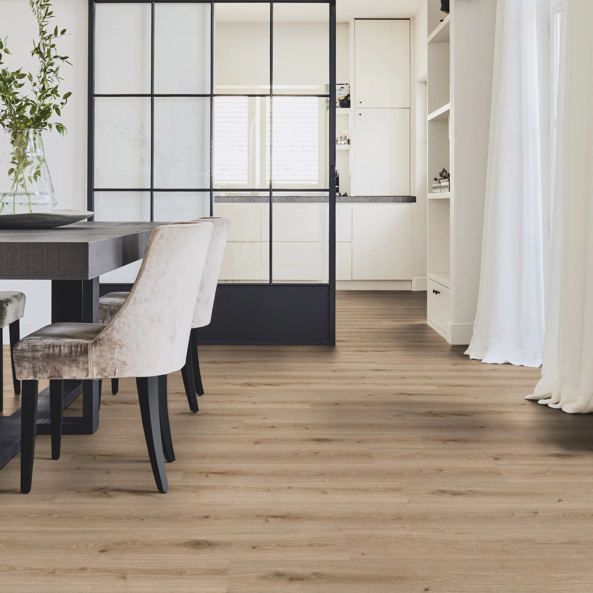 Milieubild Modernes Esszimmer mit Glas-Schiebetür - Tarkett Klebe-Vinyl Essence 30 Primary Oak Light Grey Milieubild Modernes Esszimmer mit Glas-Schiebetür - Tarkett 260055006