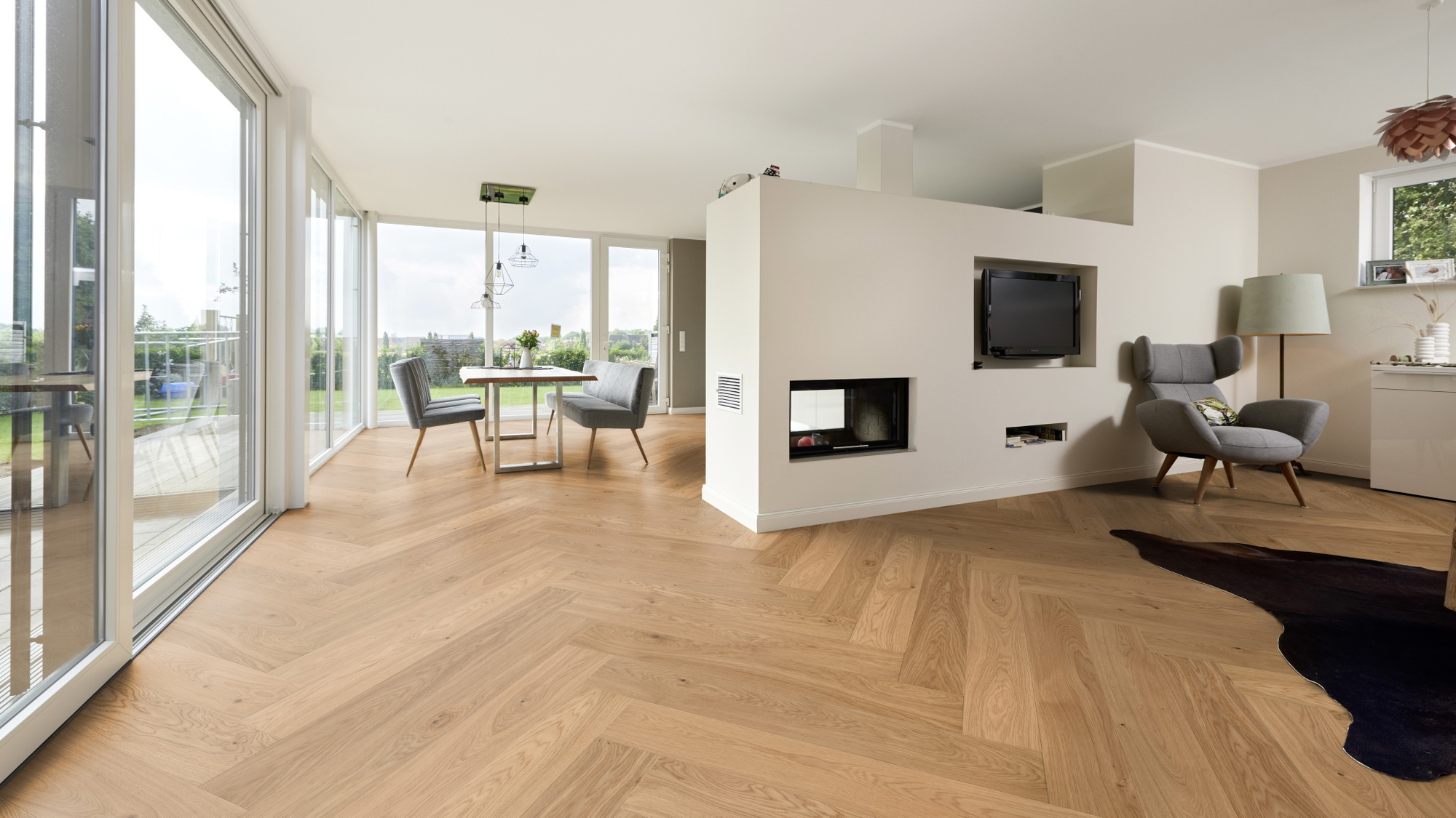 Milieubild Wohnzimmer mit Essbereich und Kamin - ter Hürne Parkett Light Collection OLIO Eiche Tropez Milieubild Wohnzimmer mit Essbereich und Kamin - ter Hürne 1101312816