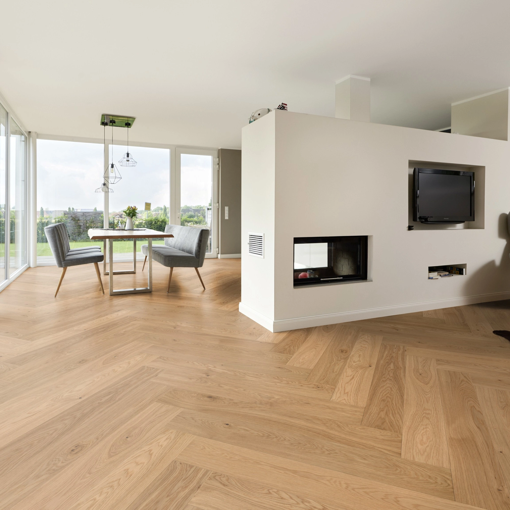 Milieubild Wohnzimmer mit Essbereich und Kamin - ter Hürne Parkett Light Collection OLIO Eiche Tropez Milieubild Wohnzimmer mit Essbereich und Kamin - ter Hürne 1101312816