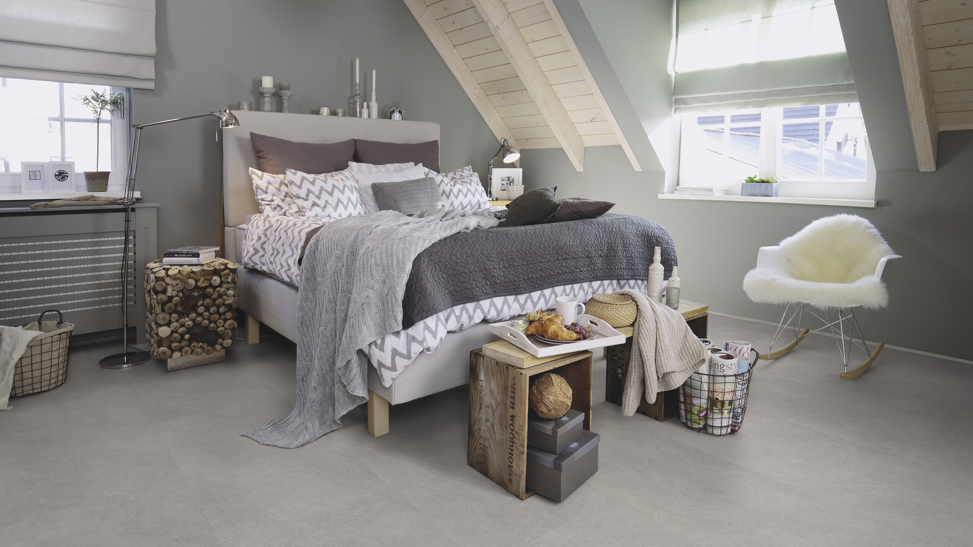Milieubild Schlafzimmer im modernen Dachgeschoss - wineo Klebe-Bioboden PURLINE wineo 1500 stone XL Modern Stone Grey Milieubild Schlafzimmer im modernen Dachgeschoss - wineo PL15404SXL