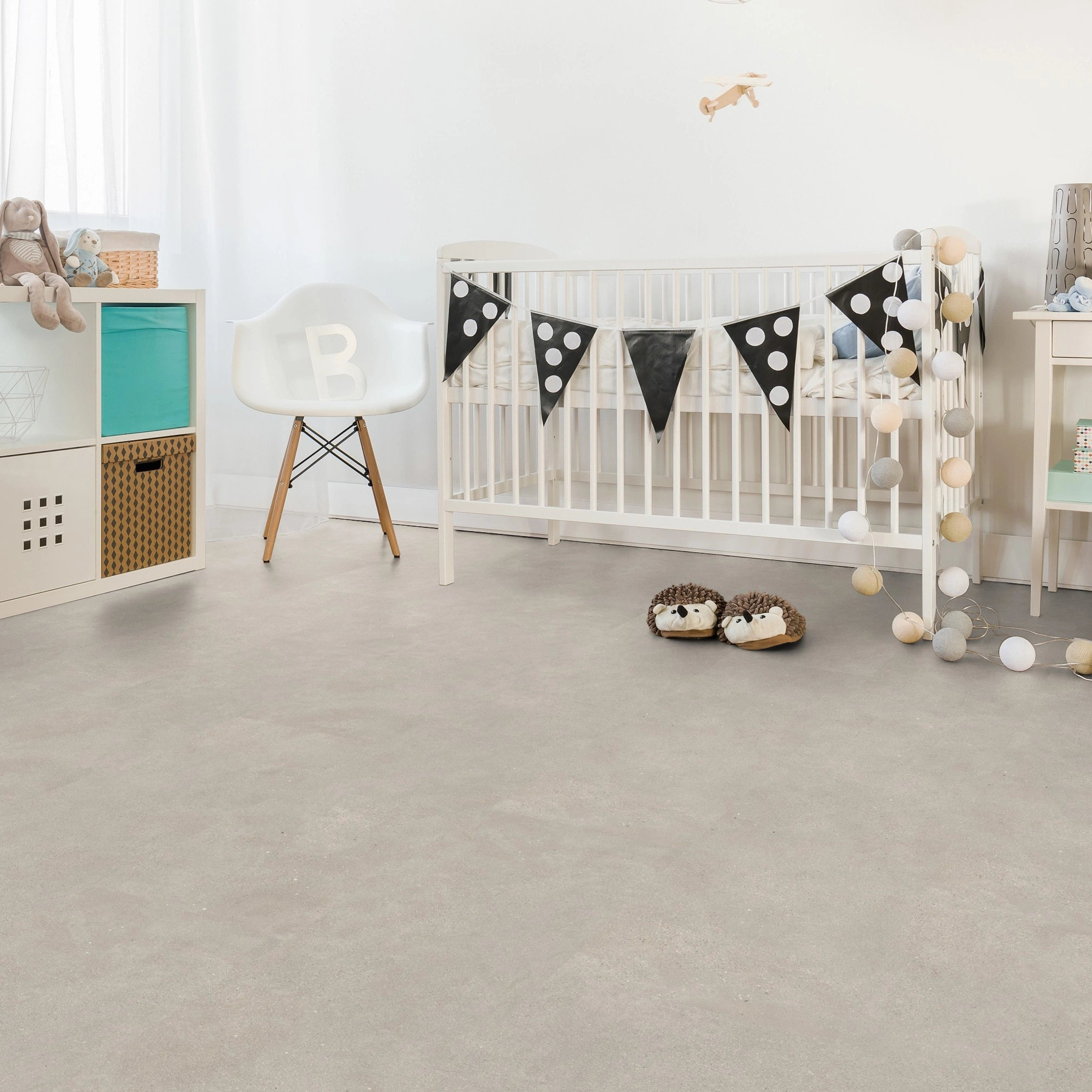 Milieubild Kinderzimmer mit weißer Krippe - Wicanders Wise HDF Klick-Designboden stone Natural Microcement Greige Milieubild Kinderzimmer mit weißer Krippe - Wicanders Wise 80003908