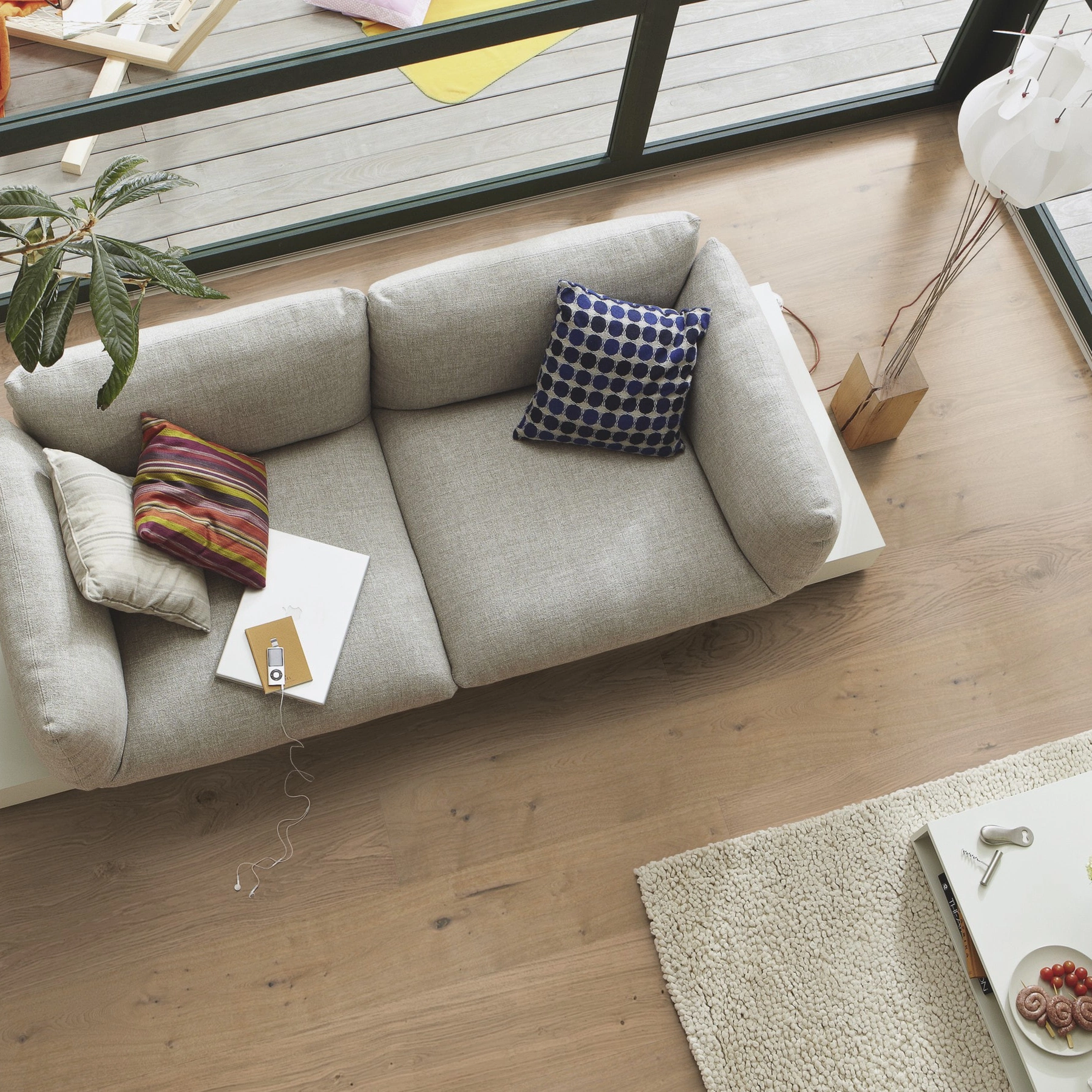 Milieubild Wohnzimmer im Wintergarten - Blick von oben - MEISTER Furnierboden HD 100 Natureflex Eiche auth greige pure Milieubild Wohnzimmer im Wintergarten - Blick von oben - MEISTER 500139-2200210-20018
