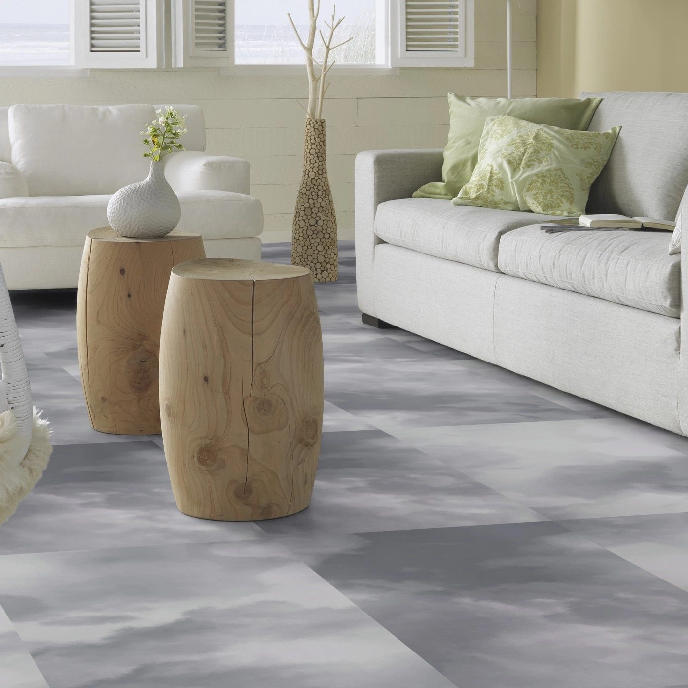 Milieubild Modernes, freundliches Wohnzimmer mit Sofa - Forbo Flooring Klebe-Vinyl Allura Dryback 0.55 Material Blue Clouds Milieubild Modernes, freundliches Wohnzimmer mit Sofa - Forbo Flooring 243750