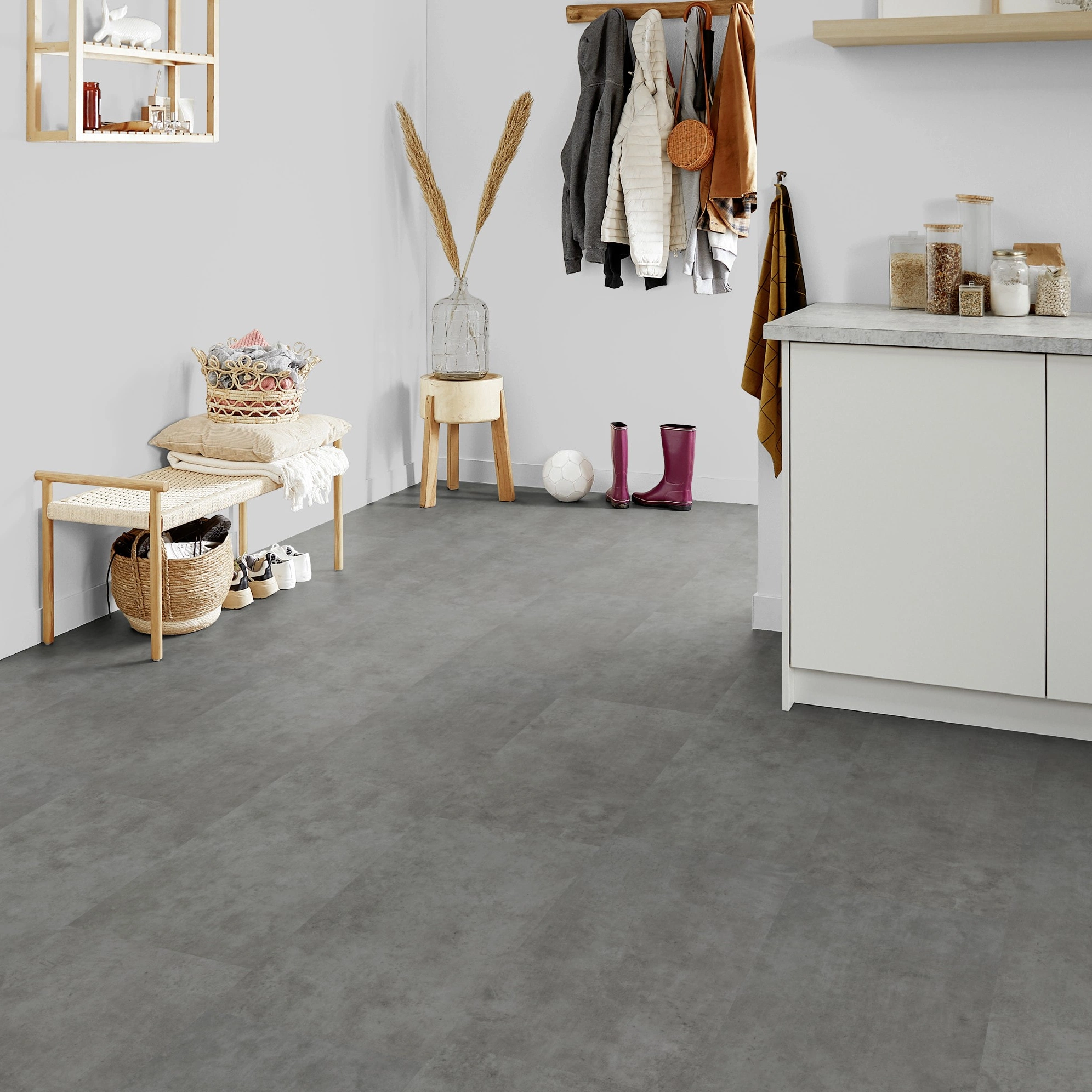 Milieubild Kompakte Küchenzeile im offenen Wohnbereich - Forbo Flooring Klebe-Vinyl Enduro Dryback Material Mid Concrete Milieubild Kompakte Küchenzeile im offenen Wohnbereich - Forbo Flooring 217638