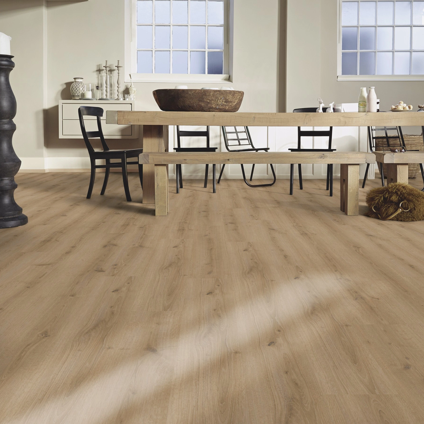 Milieubild Esszimmer mit großem Tisch - MEISTER Laminat LC 150 Turmeiche creme Milieubild Esszimmer mit großem Tisch - MEISTER 600014-1288198-07120