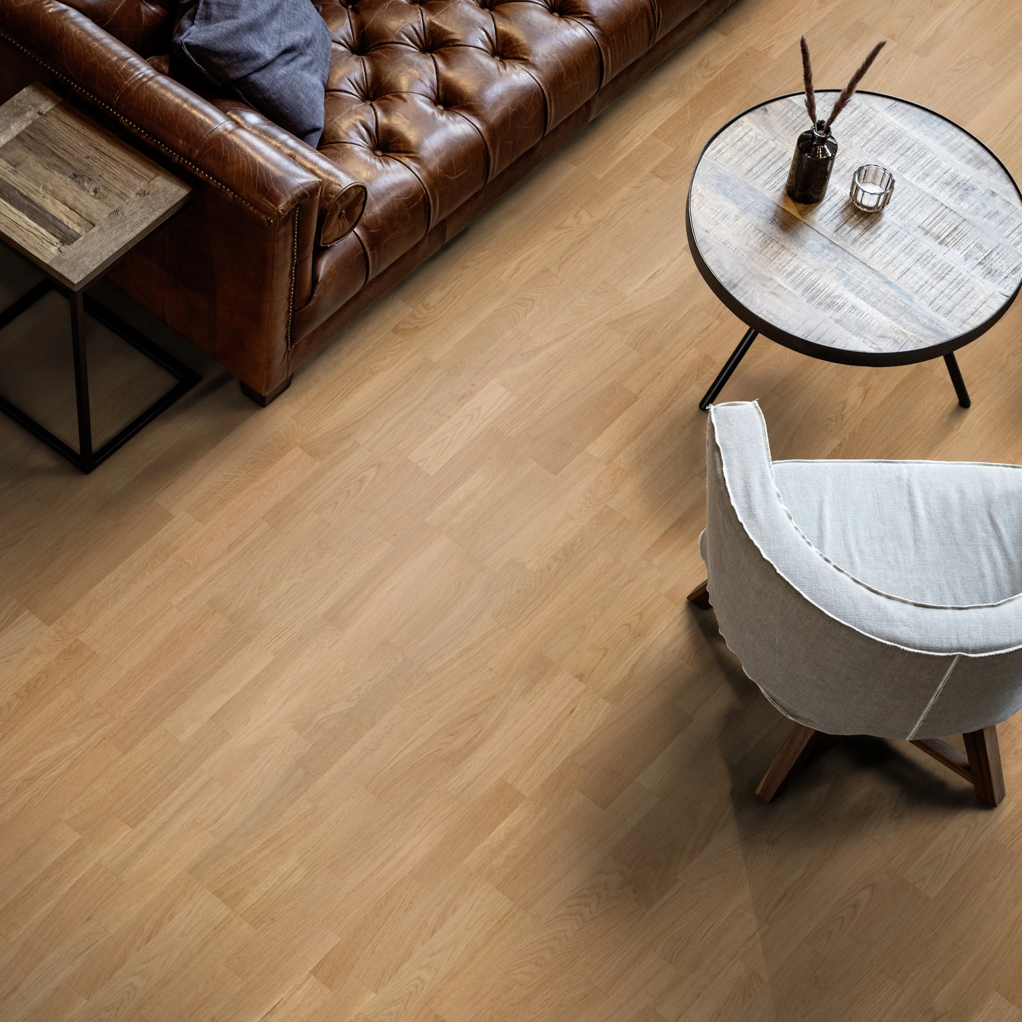 Milieubild Wohnzimmer mit Ledersofa - Blick von oben - ter Hürne Parkett Tailored Collection Eiche Douro Milieubild Wohnzimmer mit Ledersofa - Blick von oben - ter Hürne 1101312489