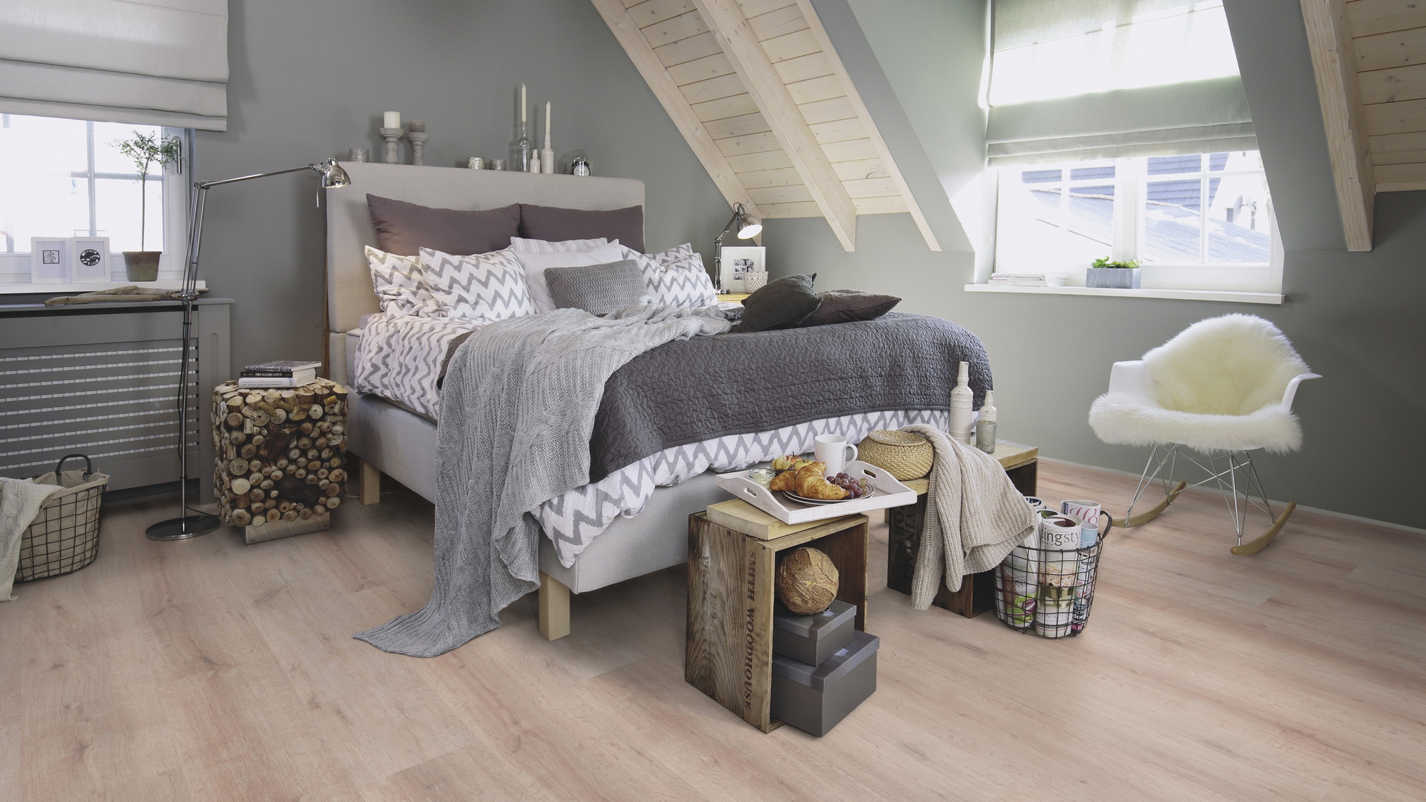 Milieubild Schlafzimmer im modernen Dachgeschoss - wineo Klick-Bioboden PURLINE wineo 1000 wood XL Rustic Oak Taupe Milieubild Schlafzimmer im modernen Dachgeschoss - wineo PLC313R