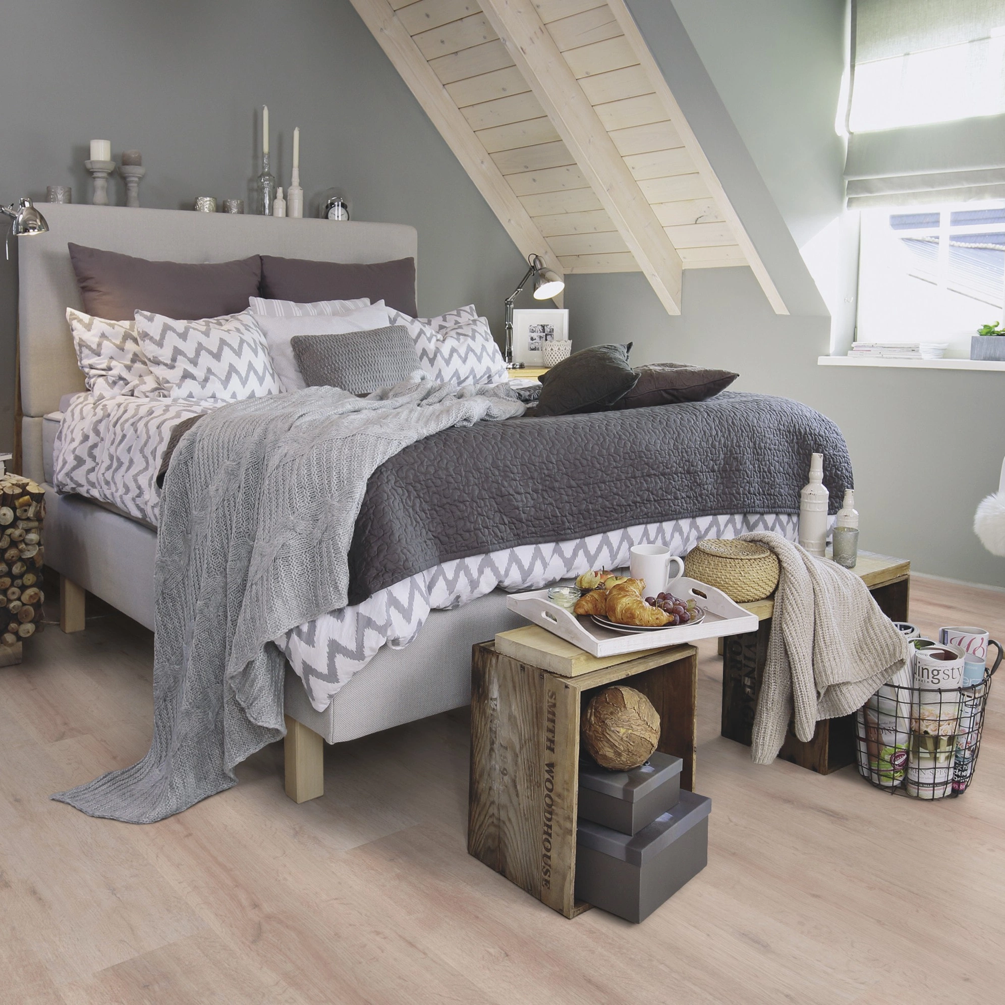 Milieubild Schlafzimmer im modernen Dachgeschoss - wineo Klick-Bioboden PURLINE wineo 1000 wood XL Rustic Oak Taupe Milieubild Schlafzimmer im modernen Dachgeschoss - wineo PLC313R