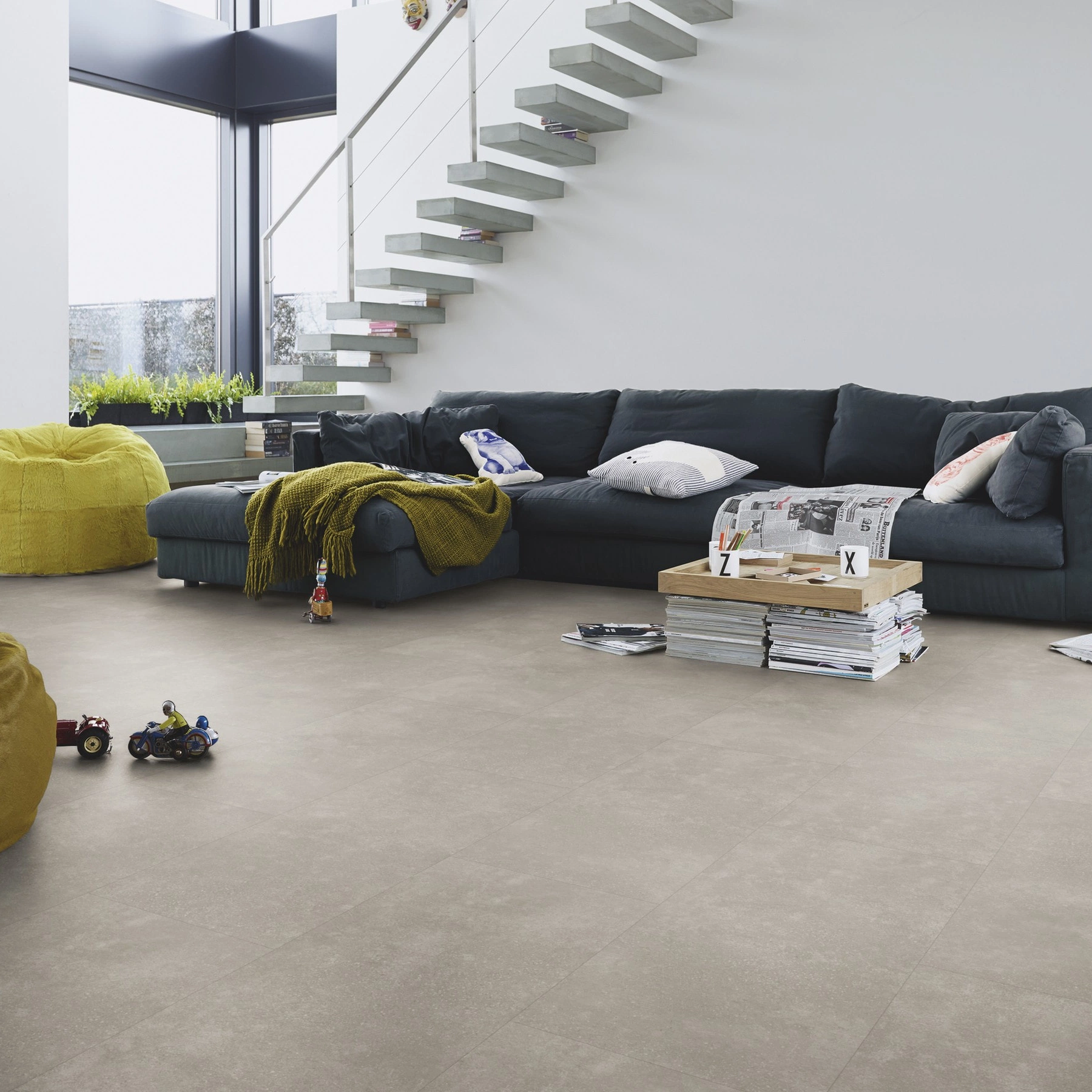 Milieubild Modernes Wohnzimmer mit Kamin - MEISTER Laminat LB 150 Mineral Stone Milieubild Modernes Wohnzimmer mit Kamin - MEISTER 600003-0857398-07137