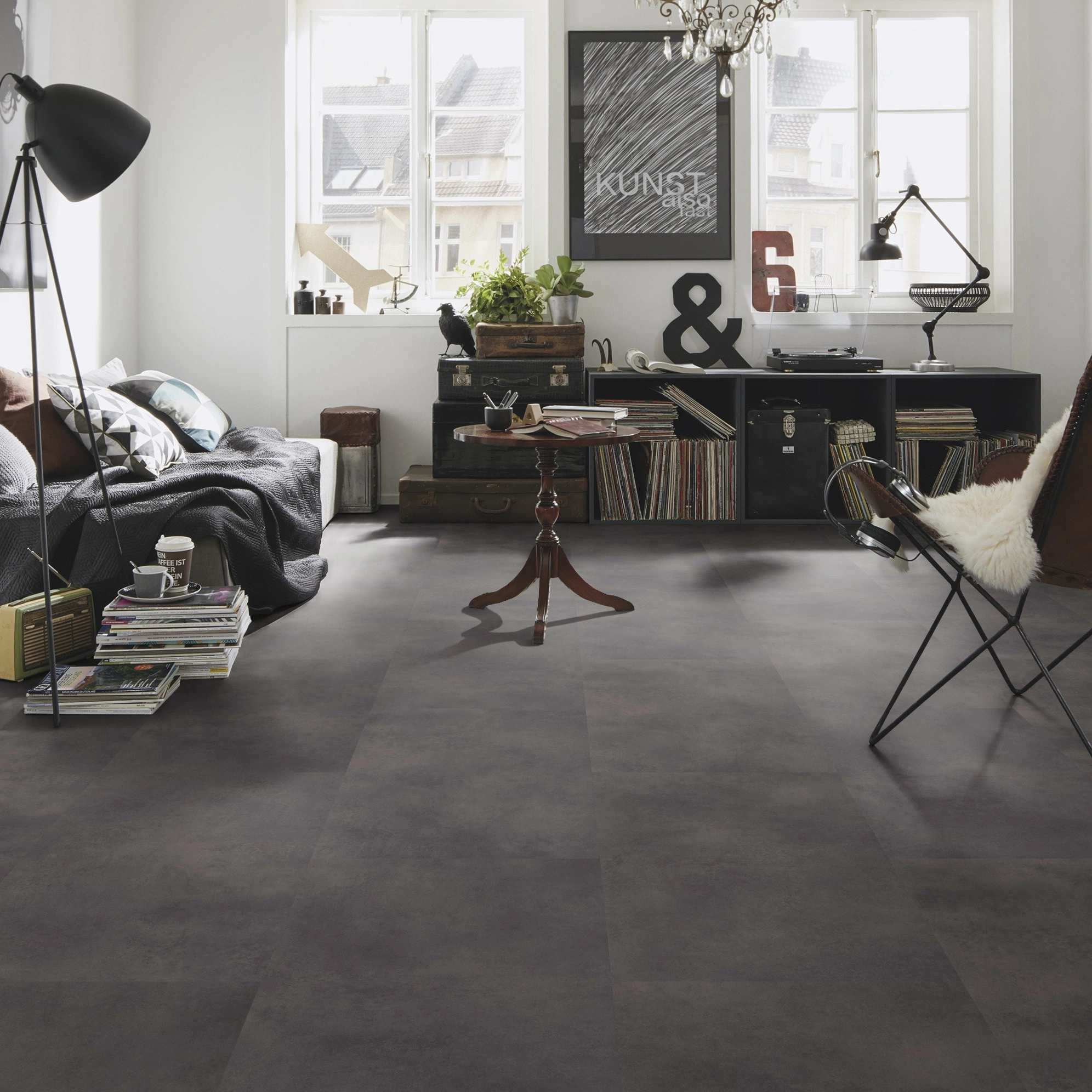Milieubild Kompaktes Wohnzimmer mit Bücherregal - wineo Klebe-Bioboden PURLINE wineo 1500 stone XL Loft Concrete Dark Milieubild Kompaktes Wohnzimmer mit Bücherregal - wineo PL15400SXL