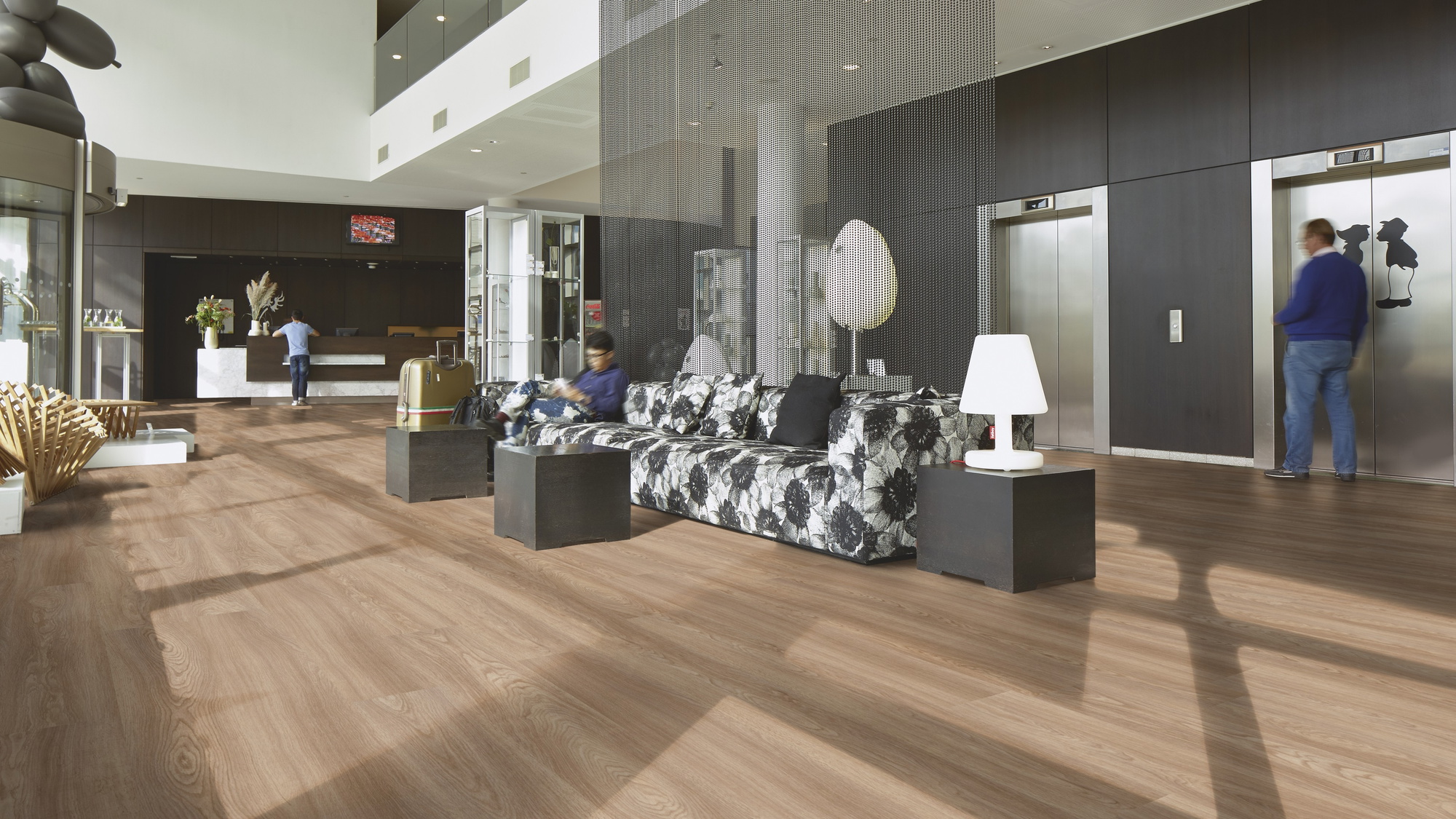 Milieubild Hotellobby mit Rezeption - Forbo Flooring Klebe-Vinyl Allura Dryback 0.55 Wood Natural Serene Oak Milieubild Hotellobby mit Rezeption - Forbo Flooring 243560