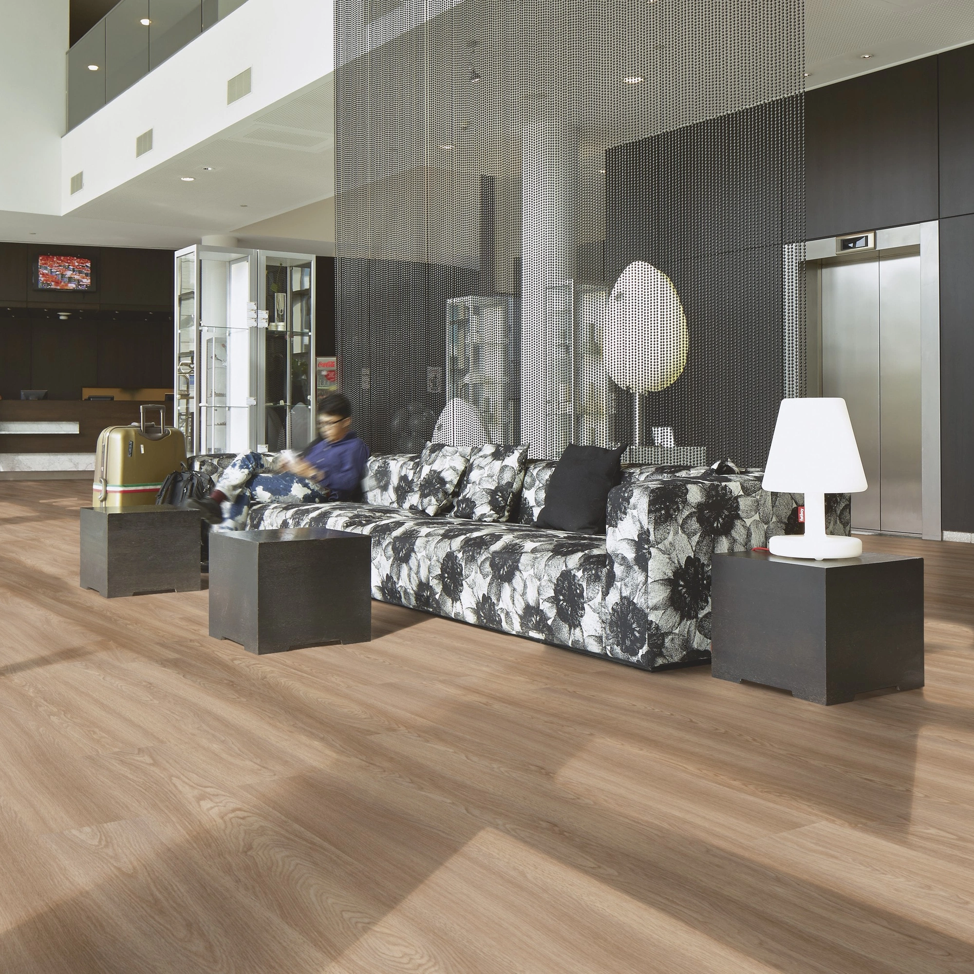 Milieubild Hotellobby mit Rezeption - Forbo Flooring Klebe-Vinyl Allura Dryback 0.55 Wood Natural Serene Oak Milieubild Hotellobby mit Rezeption - Forbo Flooring 243560