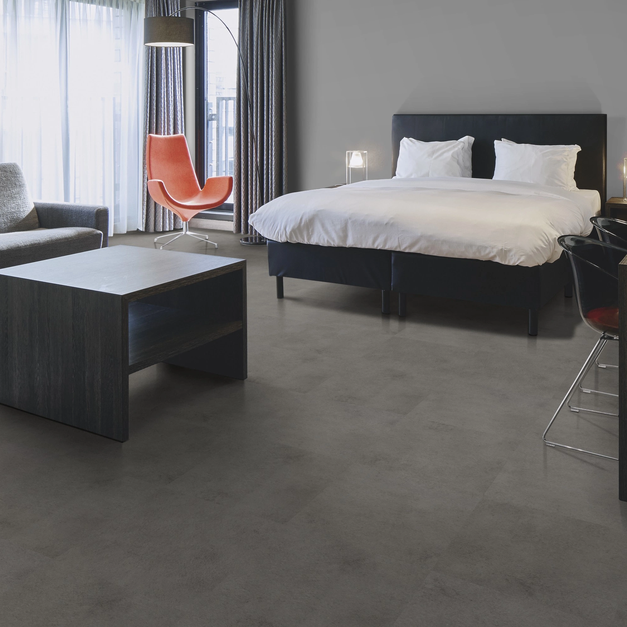 Milieubild Hotelzimmer mit Kingsize-Bett - Forbo Flooring Klebe-Vinyl Allura Dryback 0.55 Material Rock Cement Milieubild Hotelzimmer mit Kingsize-Bett - Forbo Flooring 243652