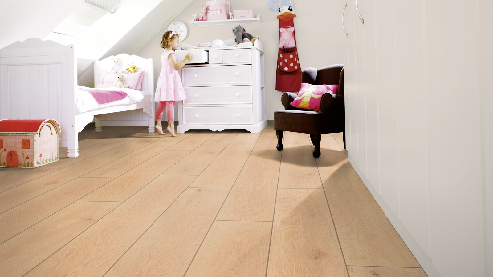 Milieubild Kinderzimmer mit weißer Kommode - wineo PL310R