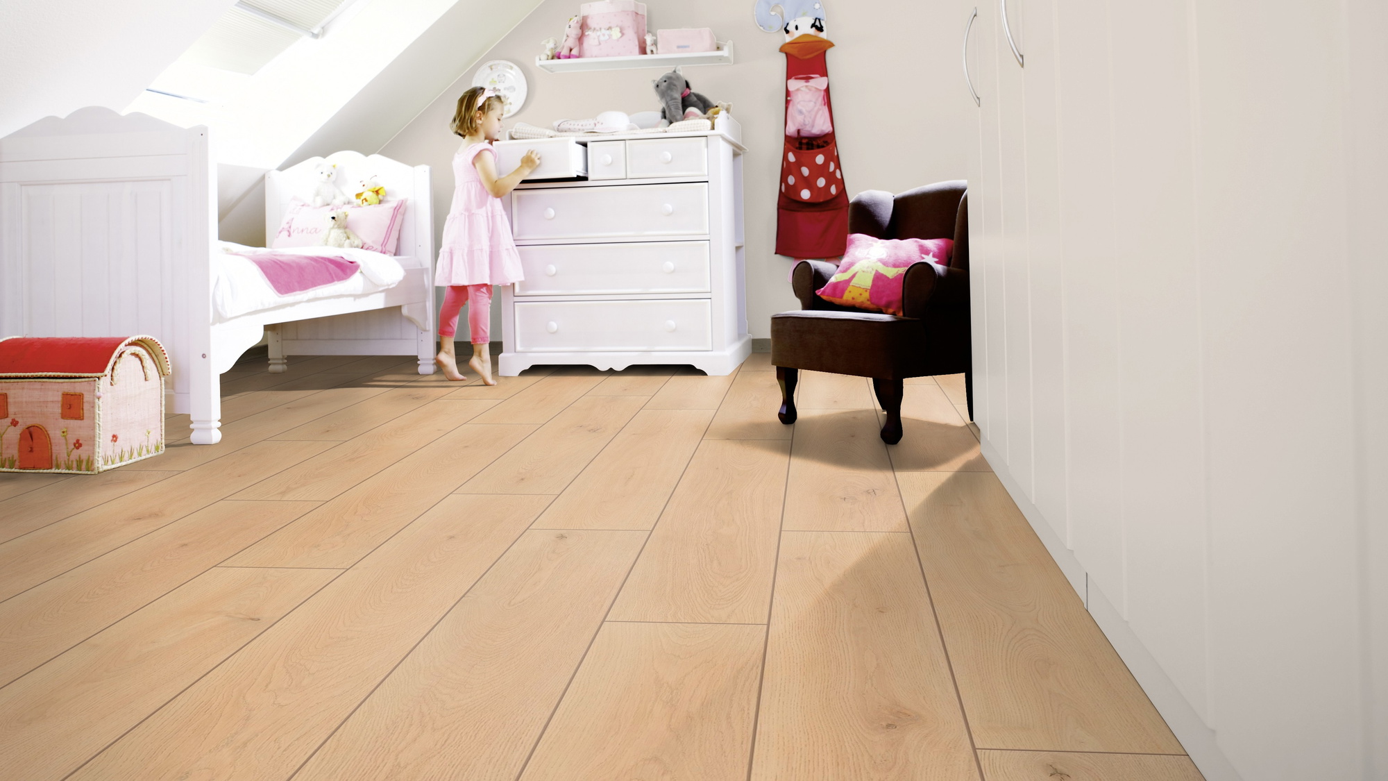 Milieubild Kinderzimmer mit weißer Kommode - wineo Klebe-Bioboden PURLINE wineo 1000 wood XL Noble Oak Vanilla Milieubild Kinderzimmer mit weißer Kommode - wineo PL310R