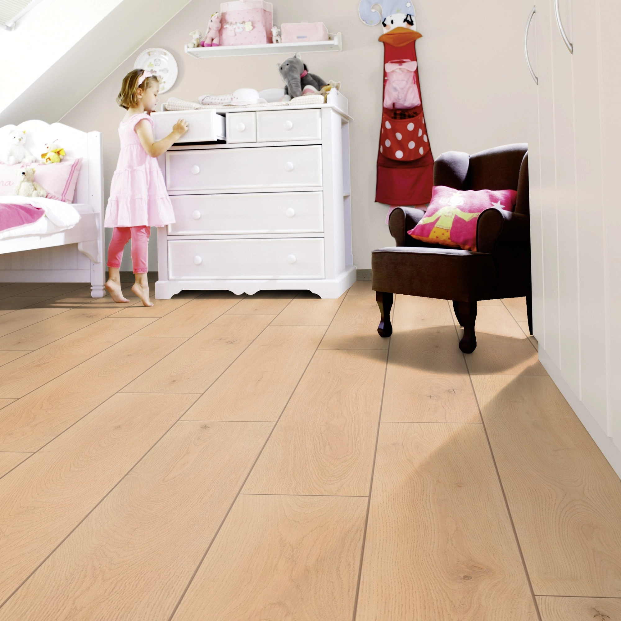 Milieubild Kinderzimmer mit weißer Kommode - wineo Klebe-Bioboden PURLINE wineo 1000 wood XL Noble Oak Vanilla Milieubild Kinderzimmer mit weißer Kommode - wineo PL310R