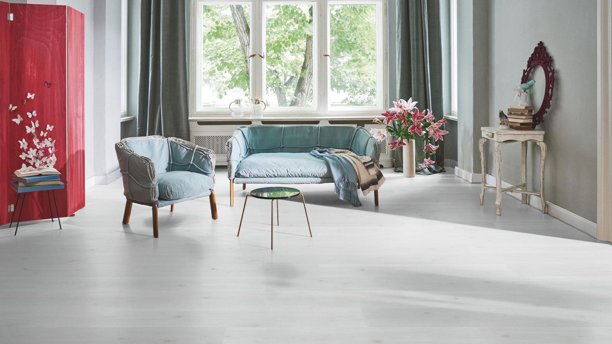 Milieubild Wohnzimmer in Stadtwohnung - Parador Laminat Basic 400 Eiche Natural Mix kristallweiß Milieubild Wohnzimmer in Stadtwohnung - Parador 1748180