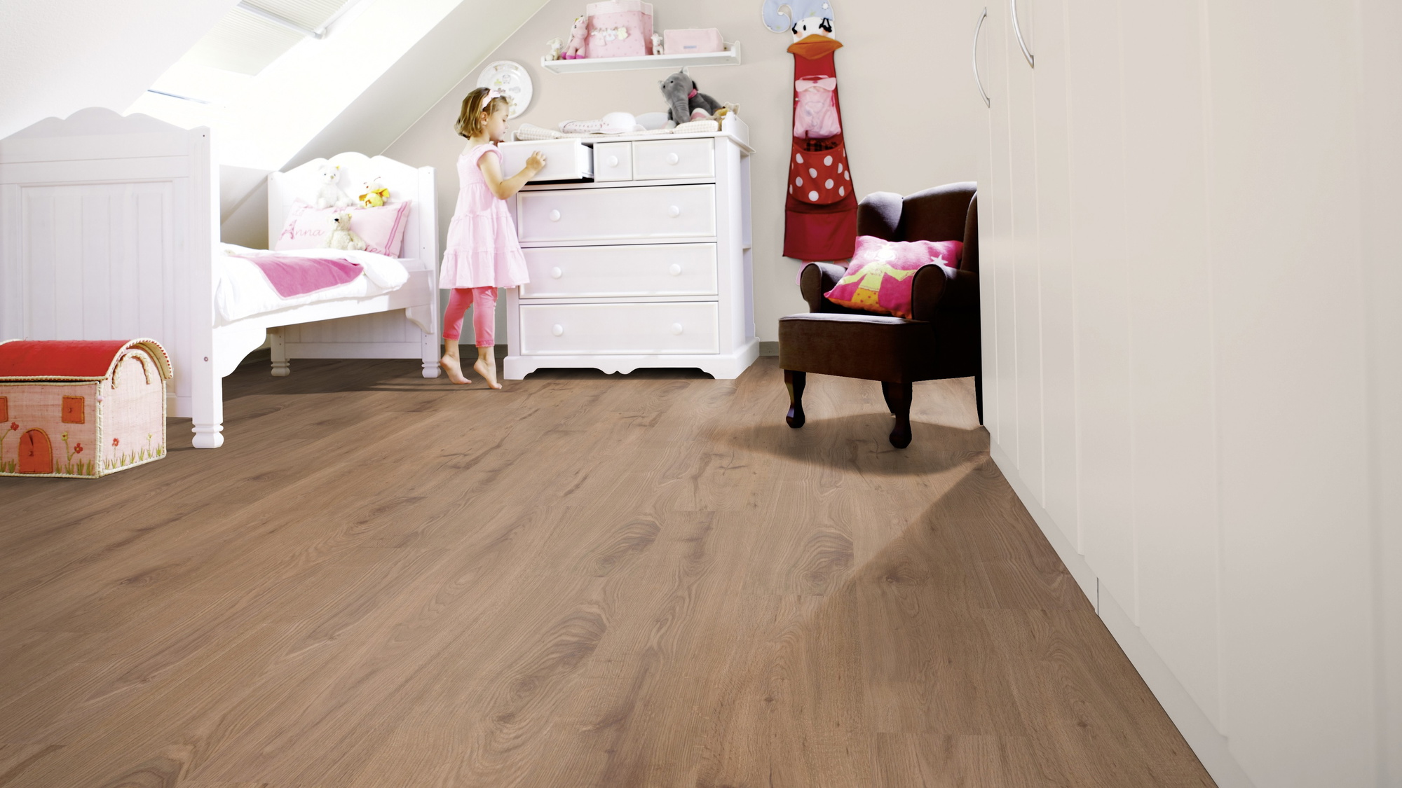 Milieubild Kinderzimmer mit weißer Kommode - wineo HDF Klick-Bioboden PURLINE wineo 1000 wood L Strong Oak Cinnamon Milieubild Kinderzimmer mit weißer Kommode - wineo MLP301R