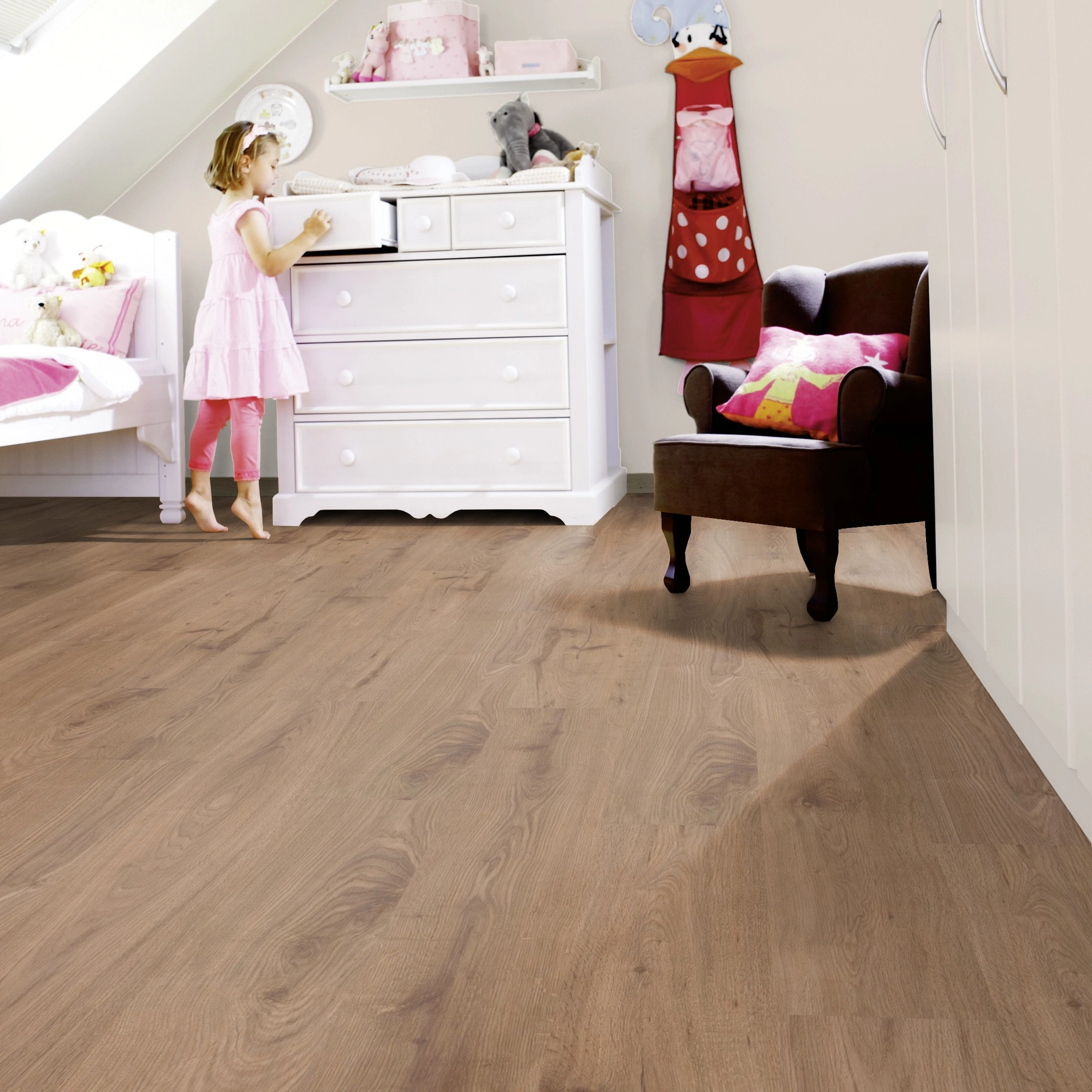 Milieubild Kinderzimmer mit weißer Kommode - wineo HDF Klick-Bioboden PURLINE wineo 1000 wood L Strong Oak Cinnamon Milieubild Kinderzimmer mit weißer Kommode - wineo MLP301R