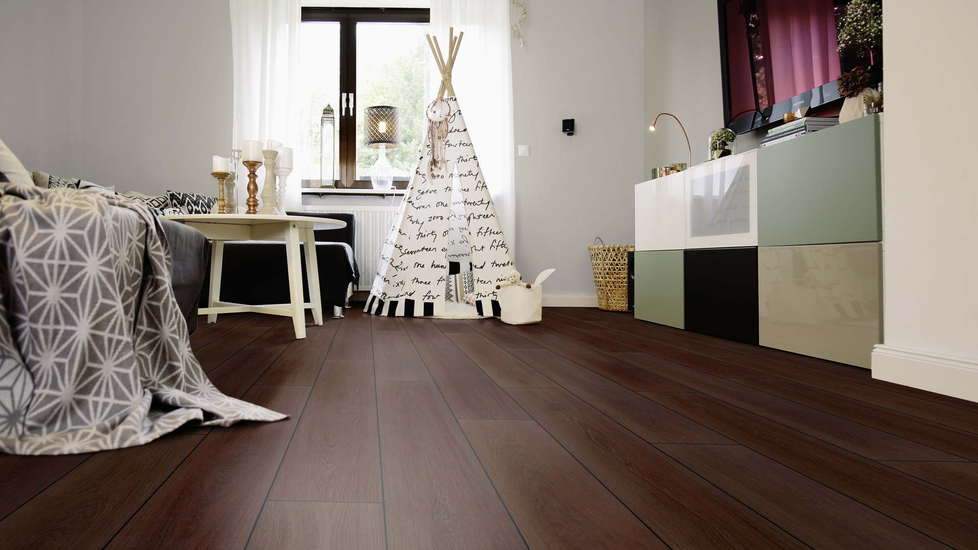 Milieubild Wohnzimmer mit Sideboard und Fernseher - wineo PLC307R