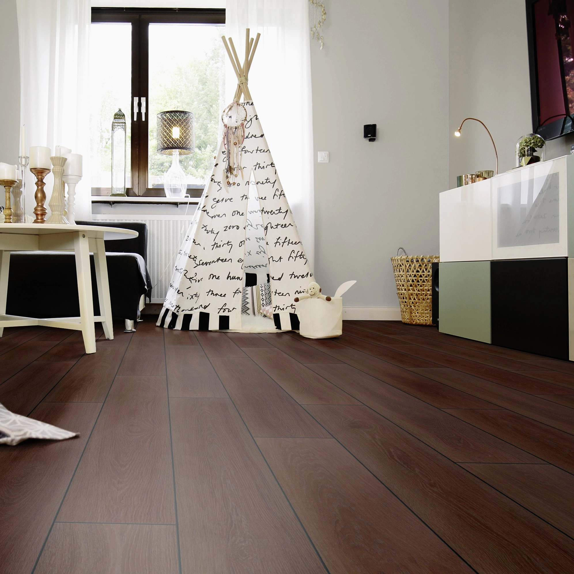 Milieubild Wohnzimmer mit Sideboard und Fernseher - wineo Klick-Bioboden PURLINE wineo 1000 wood XL Calm Oak Mocca Milieubild Wohnzimmer mit Sideboard und Fernseher - wineo PLC307R