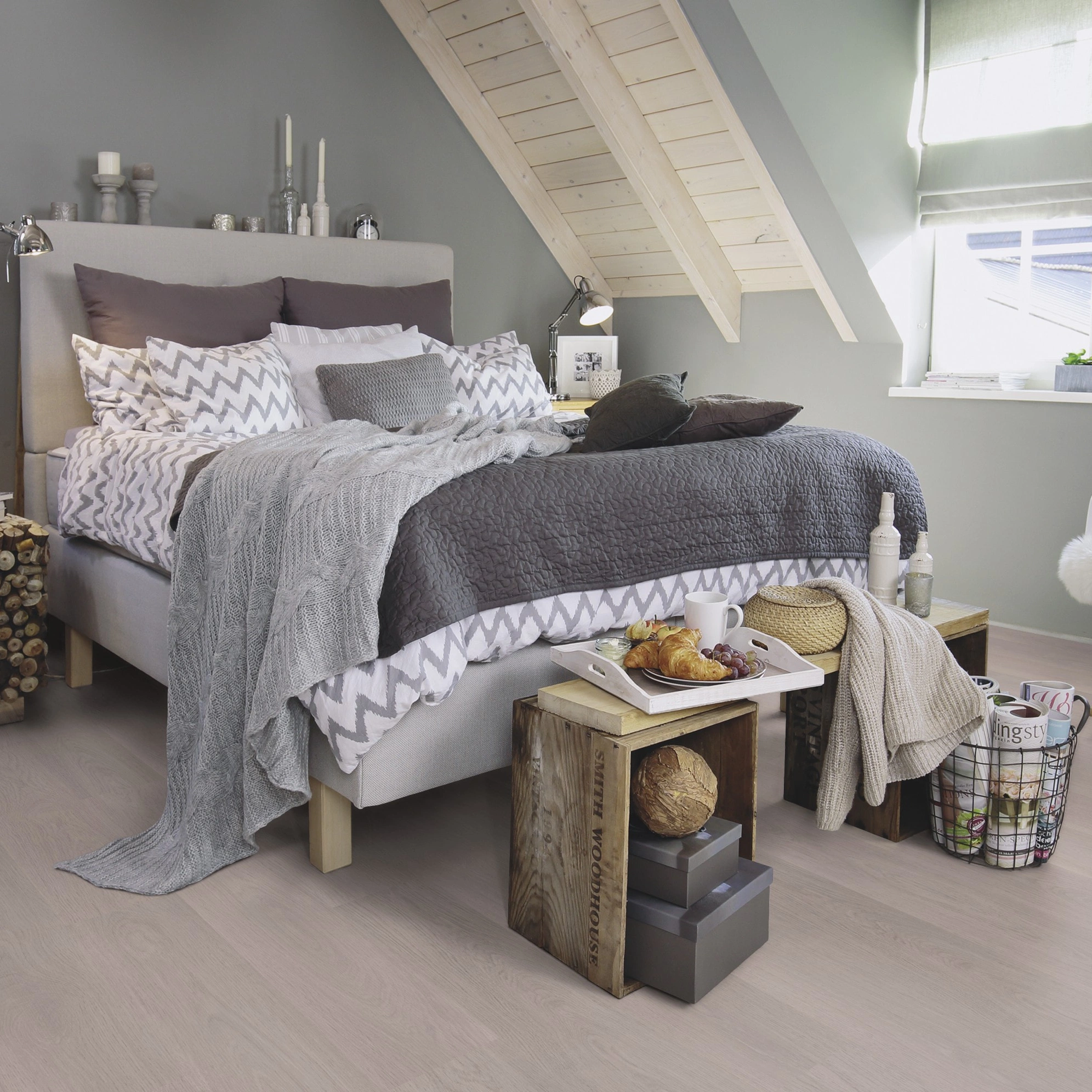 Milieubild Schlafzimmer im modernen Dachgeschoss - wineo Klick-Bioboden PURLINE wineo 1000 wood L Soft Oak Silver Milieubild Schlafzimmer im modernen Dachgeschoss - wineo PLC302R