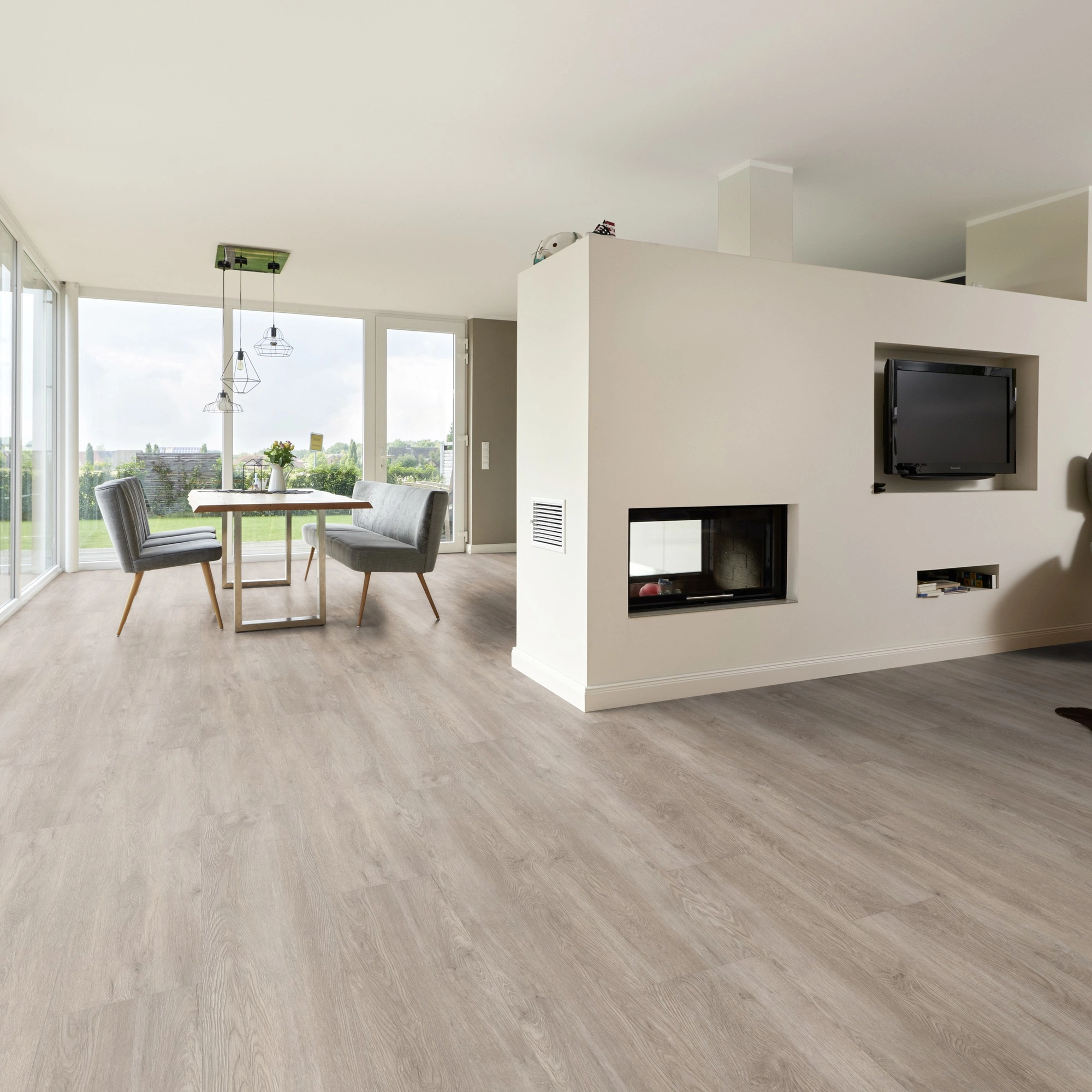 Milieubild Wohnzimmer mit Essbereich und Kamin - ter Hürne Klebe-Vinyl Pro Classic Choice Eiche Oslo Milieubild Wohnzimmer mit Essbereich und Kamin - ter Hürne 1101210602