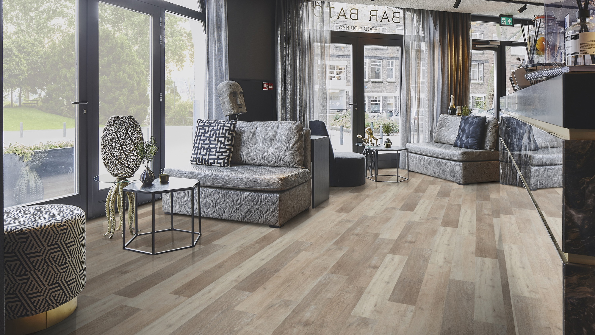 Milieubild Lounge in Hotelbar - Forbo Flooring Klebe-Vinyl Allura Dryback 0.55 Wood White Autumn Oak Milieubild Lounge in Hotelbar - Forbo Flooring 220169