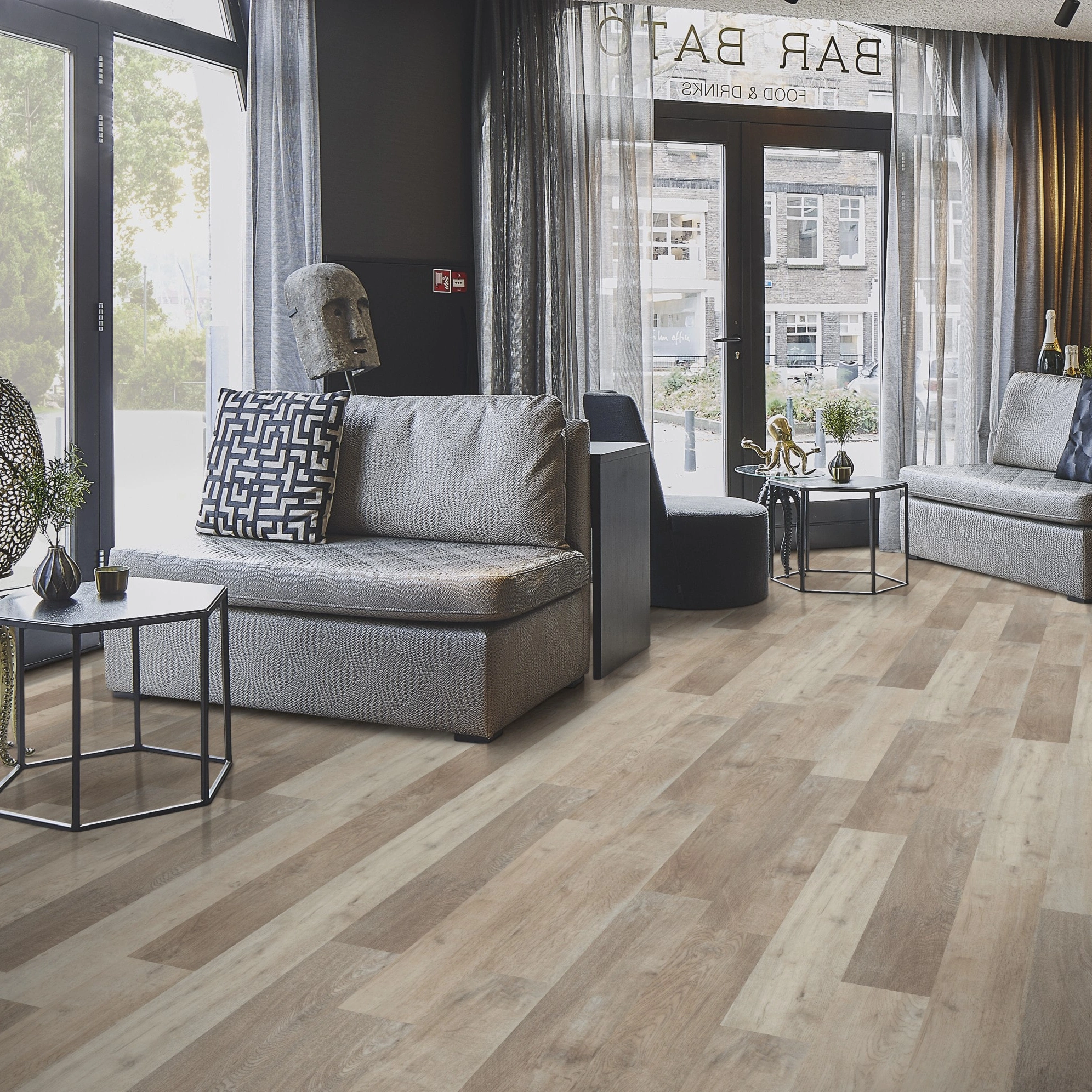 Milieubild Lounge in Hotelbar - Forbo Flooring Klebe-Vinyl Allura Dryback 0.55 Wood White Autumn Oak Milieubild Lounge in Hotelbar - Forbo Flooring 220169