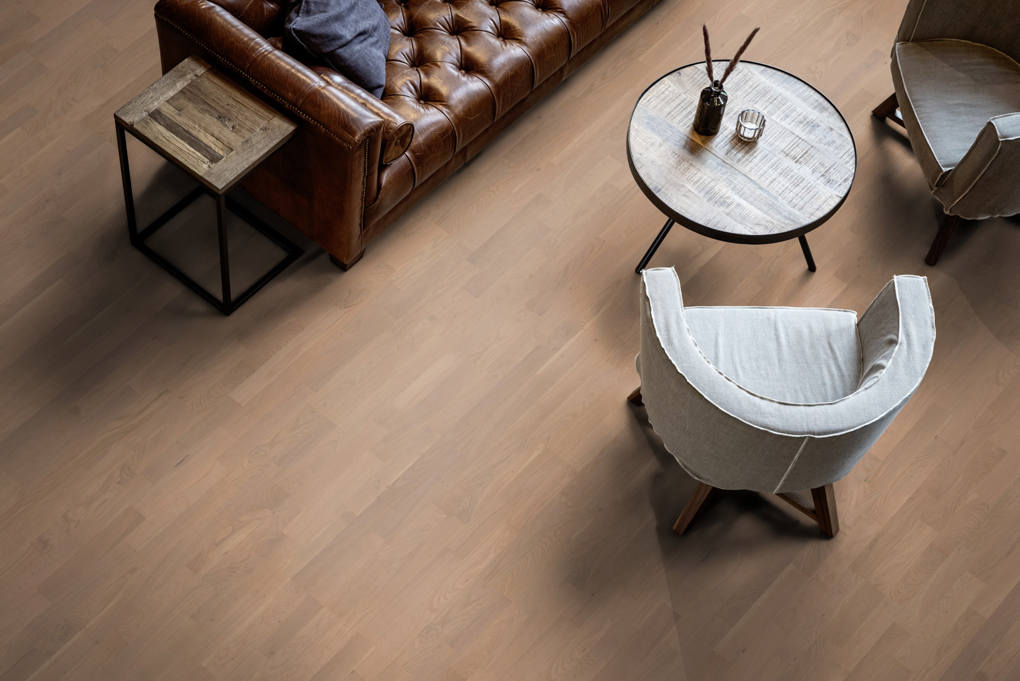 Milieubild Wohnzimmer mit Ledersofa - Blick von oben - ter Hürne Parkett Tailored Collection Eiche Nebbiolo Milieubild Wohnzimmer mit Ledersofa - Blick von oben - ter Hürne 1101312515