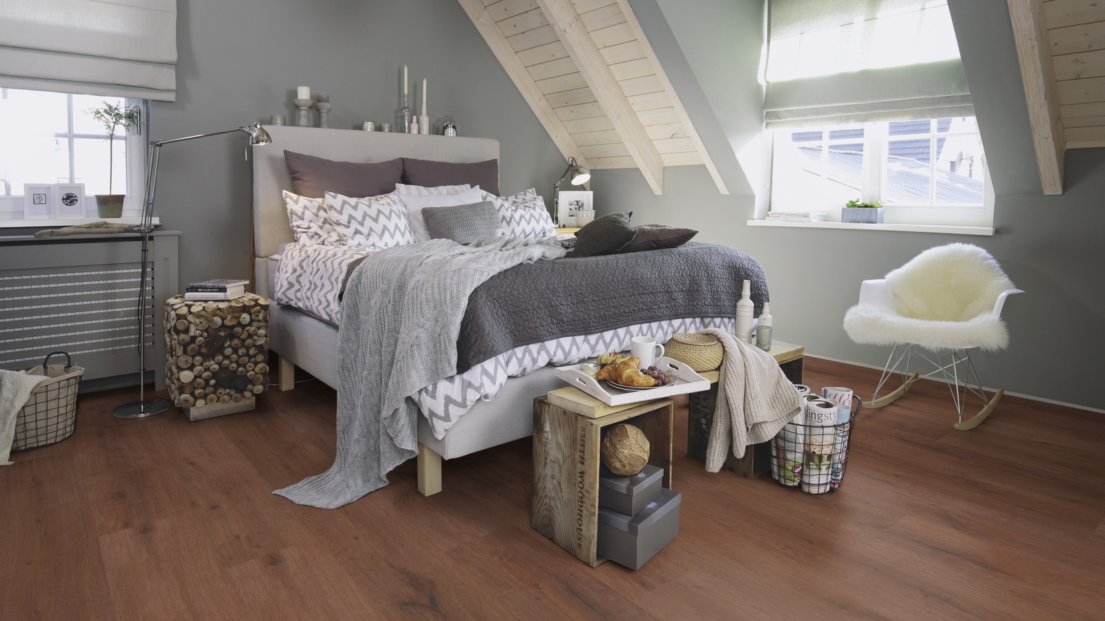 Milieubild Schlafzimmer im modernen Dachgeschoss - wineo PL316R