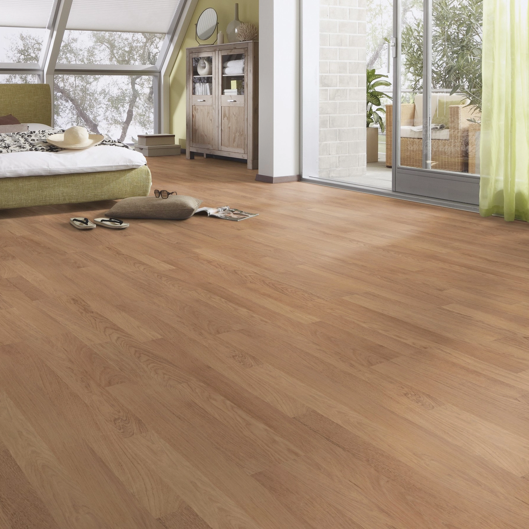 Milieubild Schlafzimmer im modernen Dachgeschoss - MEISTER Laminat LC 55 Eiche natur Milieubild Schlafzimmer im modernen Dachgeschoss - MEISTER 600012-1288198-06067