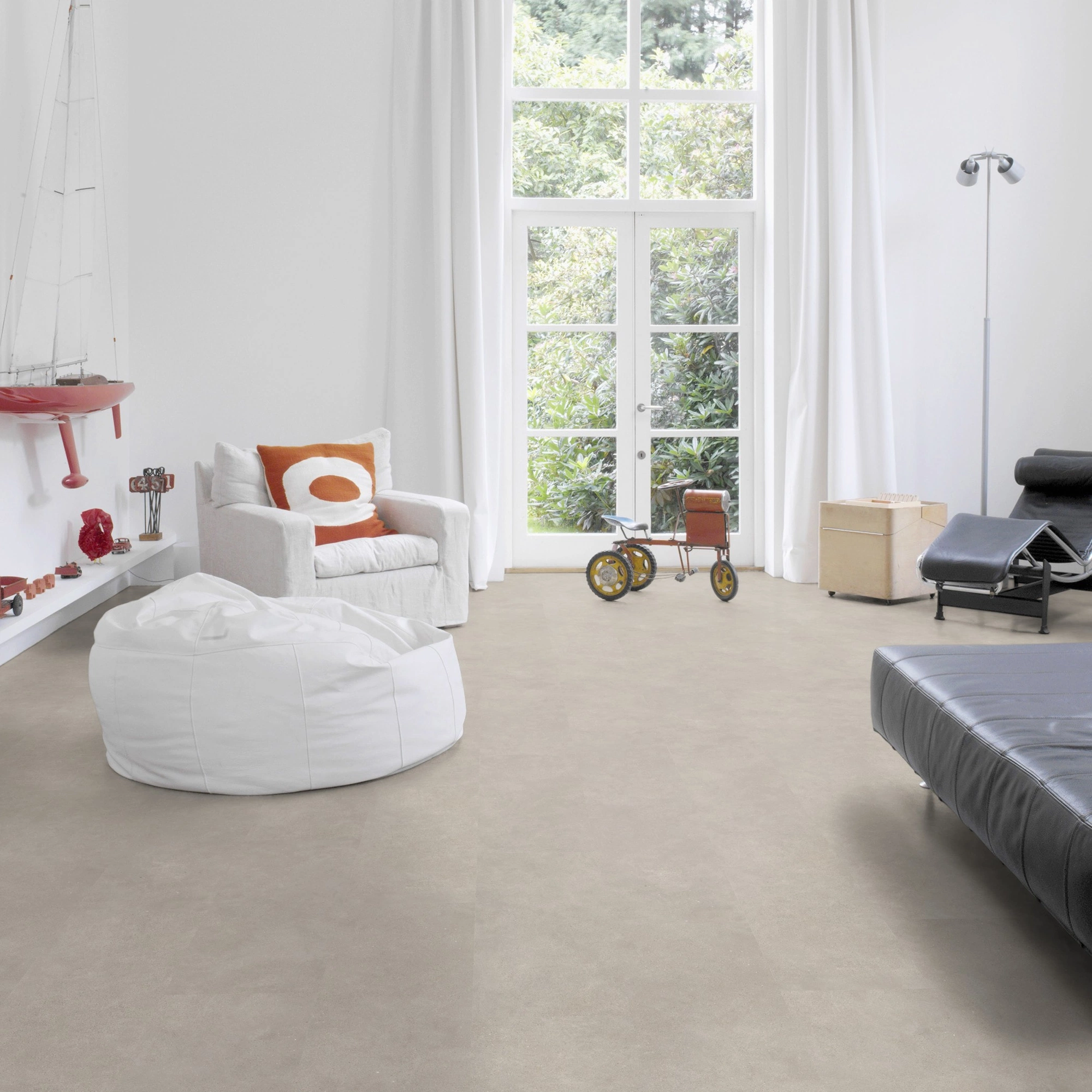 Milieubild Altbau-Wohnzimmer mit Kamin - Wicanders Wise HDF Klick-Designboden stone Natural Microcement Greige Milieubild Altbau-Wohnzimmer mit Kamin - Wicanders Wise 80003908