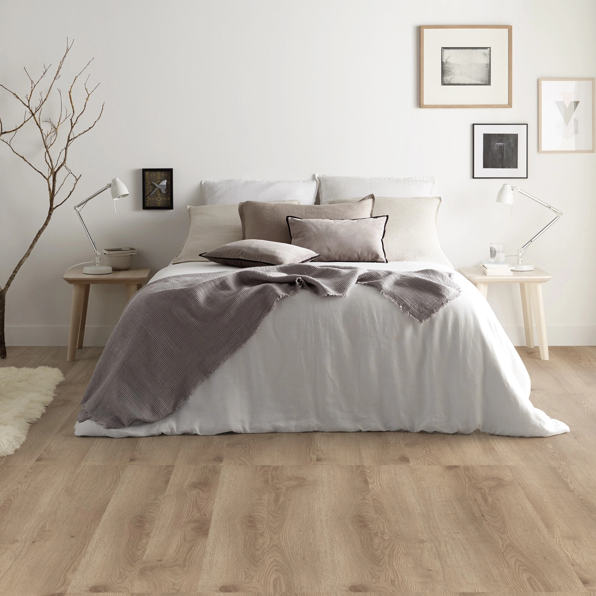 Milieubild Modernes Schlafzimmer - Bett dekoriert mit Kissen - Tarkett Klebe-Vinyl iD Inspiration 55 CLASSICS Contemporary Oak Natural Milieubild Modernes Schlafzimmer - Bett dekoriert mit Kissen - Tarkett 24513019