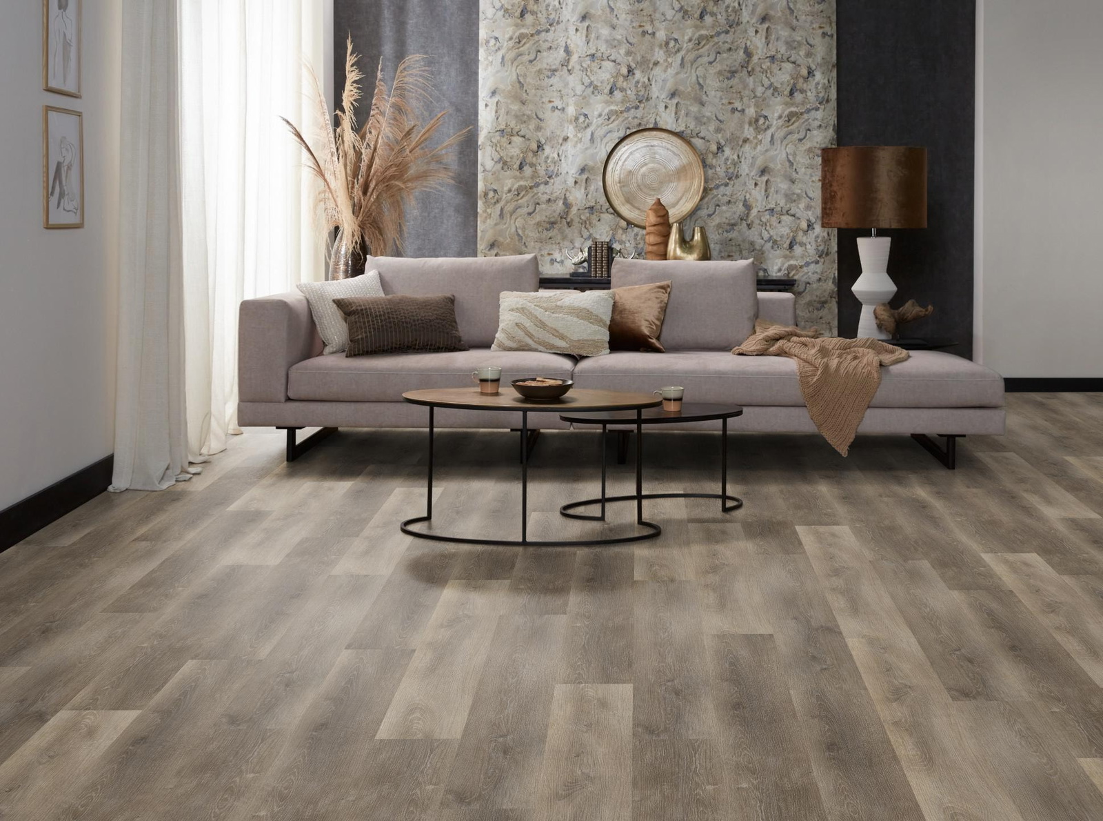 Milieubild Modernes, freundliches Wohnzimmer mit Sofa und Wandtapete - nexflor NXF-60030-010