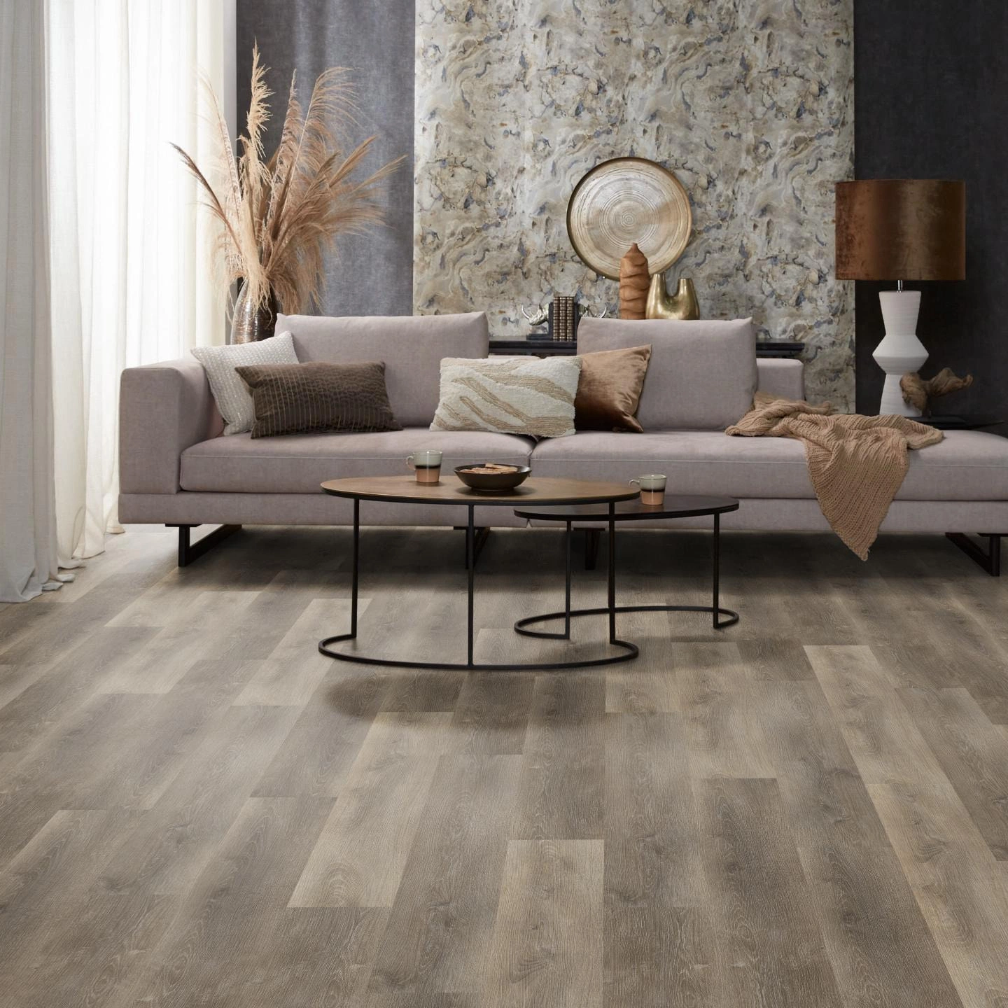 Milieubild Modernes, freundliches Wohnzimmer mit Sofa und Wandtapete - nexflor Rigid Klick-Vinyl Apollo Click Collection Rhodes Oak Milieubild Modernes, freundliches Wohnzimmer mit Sofa und Wandtapete - nexflor NXF-60030-010