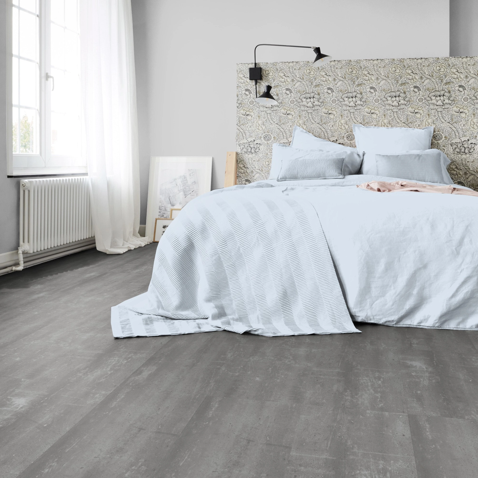 Milieubild Schlafzimmer in Stadtwohnung - Tarkett Klebe-Vinyl Essence 55 Scratched Cement Grey Milieubild Schlafzimmer in Stadtwohnung - Tarkett 260054010