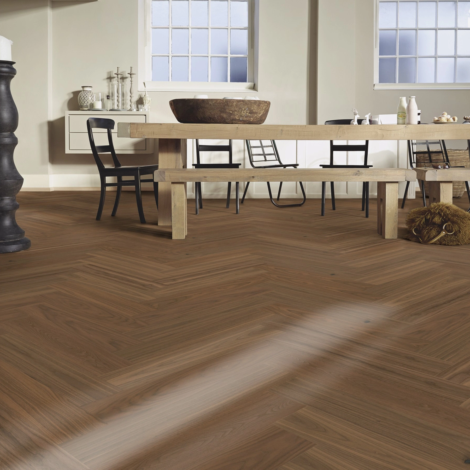 Milieubild Esszimmer mit großem Tisch - MEISTER Holzboden HS 500 Lindura Nussbaum amerikanisch classic Milieubild Esszimmer mit großem Tisch - MEISTER 500010-0700140-08924
