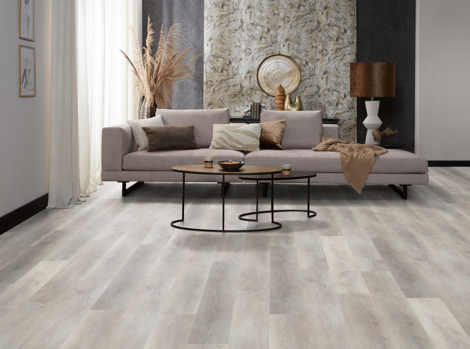 Milieubild Modernes, freundliches Wohnzimmer mit Sofa und Wandtapete - nexflor Rigid Klick-Vinyl Apollo Click Collection Ephesus Oak Milieubild Modernes, freundliches Wohnzimmer mit Sofa und Wandtapete - nexflor NXF-60030-009