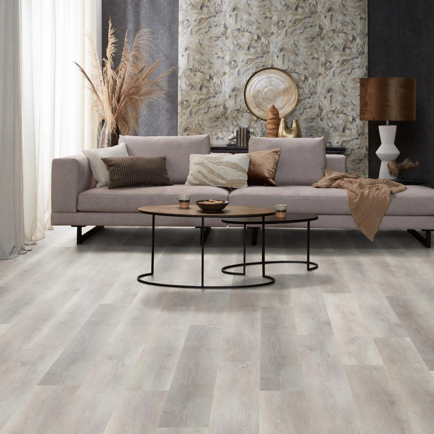 Milieubild Modernes, freundliches Wohnzimmer mit Sofa und Wandtapete - nexflor Rigid Klick-Vinyl Apollo Click Collection Ephesus Oak Milieubild Modernes, freundliches Wohnzimmer mit Sofa und Wandtapete - nexflor NXF-60030-009