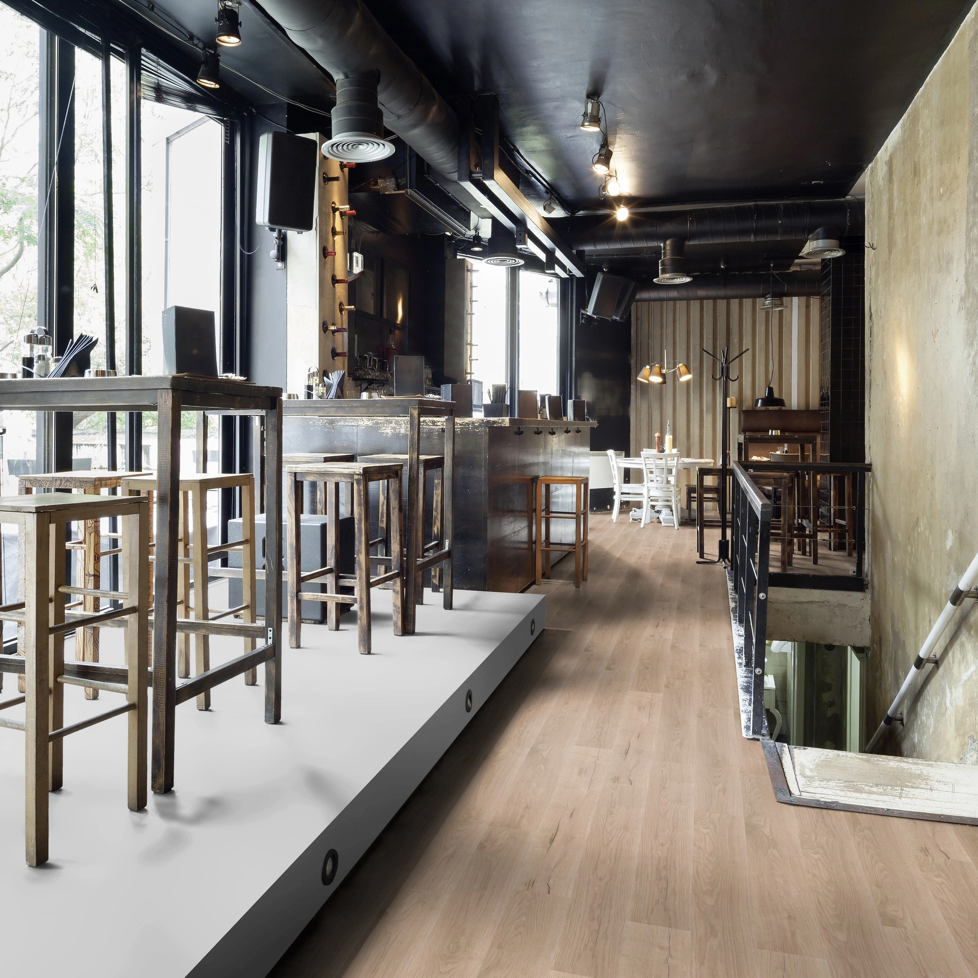 Milieubild Restaurant - Bar mit Tischen und Hockern - wineo Klebe-Bioboden PURLINE wineo 1000 wood L Comfort Oak Sand Milieubild Restaurant - Bar mit Tischen und Hockern - wineo PL298R