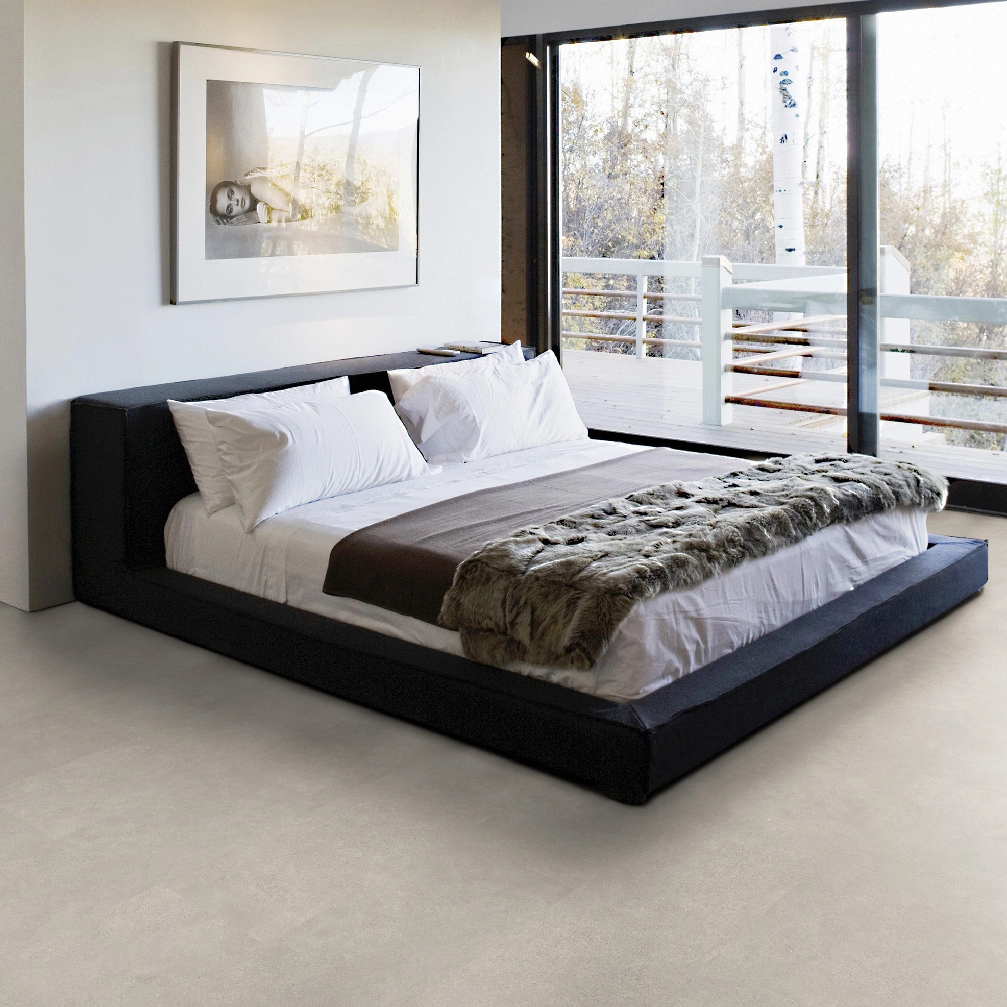 Milieubild Schlafzimmer mit Balkon - Wicanders Wise HDF Klick-Designboden stone Natural Microcement Greige Milieubild Schlafzimmer mit Balkon - Wicanders Wise 80003908