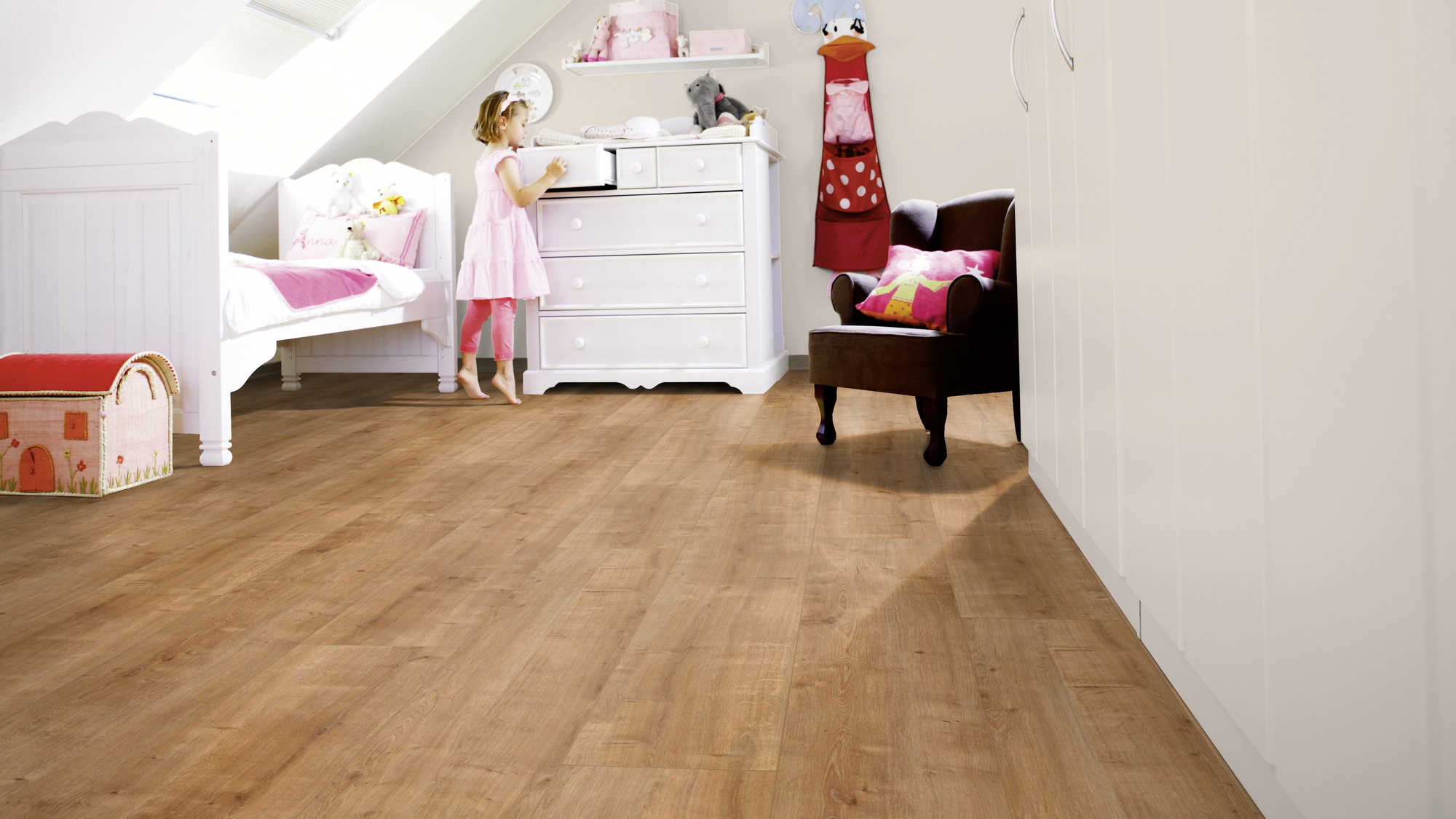 Milieubild Kinderzimmer mit weißer Kommode - wineo Klick-Bioboden PURLINE wineo 1200 wood XL Hello Martha Milieubild Kinderzimmer mit weißer Kommode - wineo PLC076R